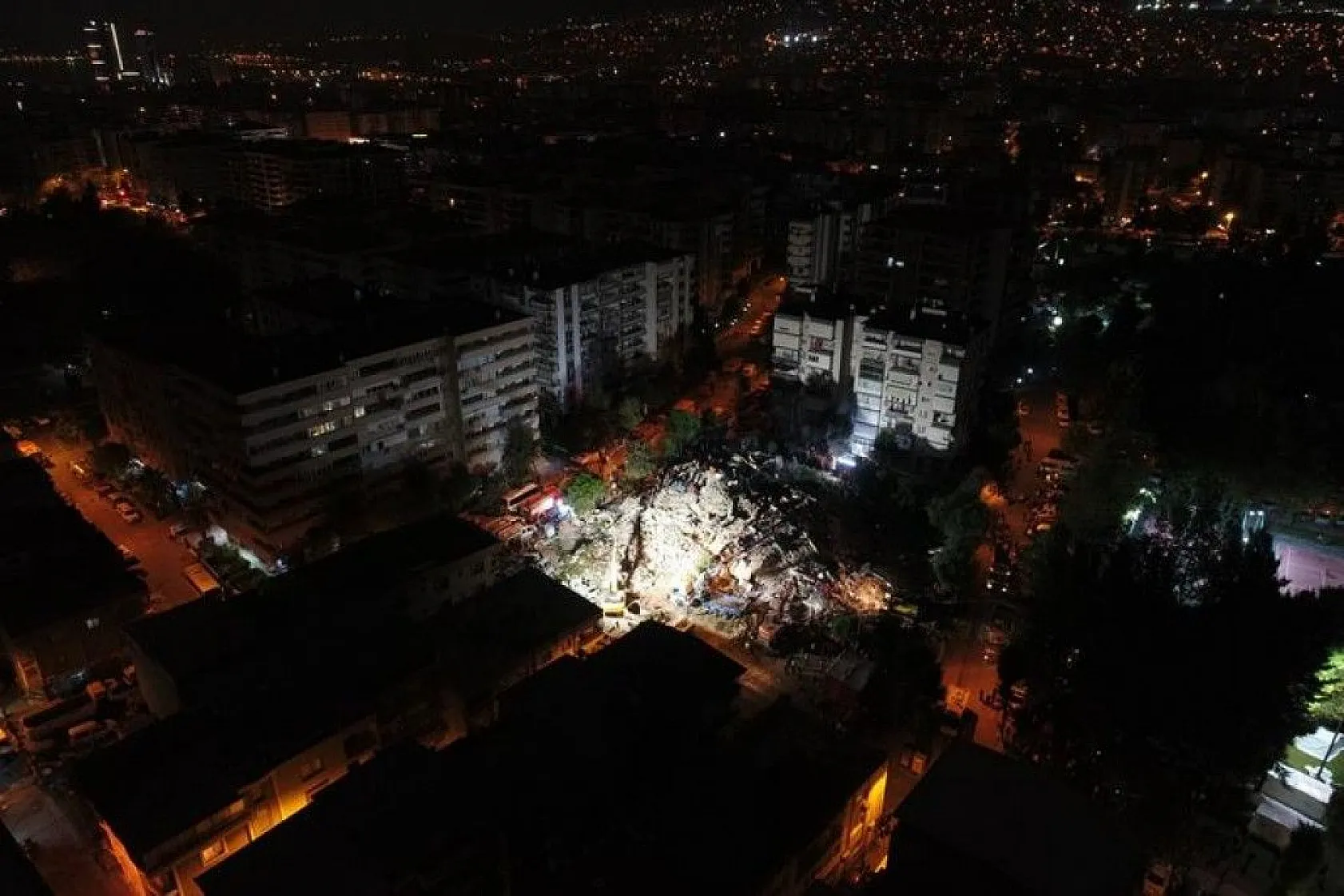 İzmir umut sessizliğine büründü