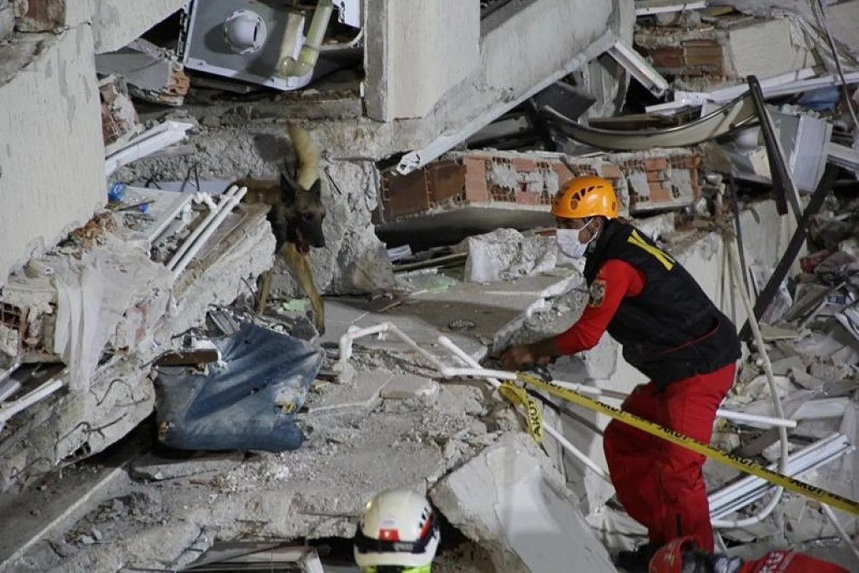 İzmir umut sessizliğine büründü