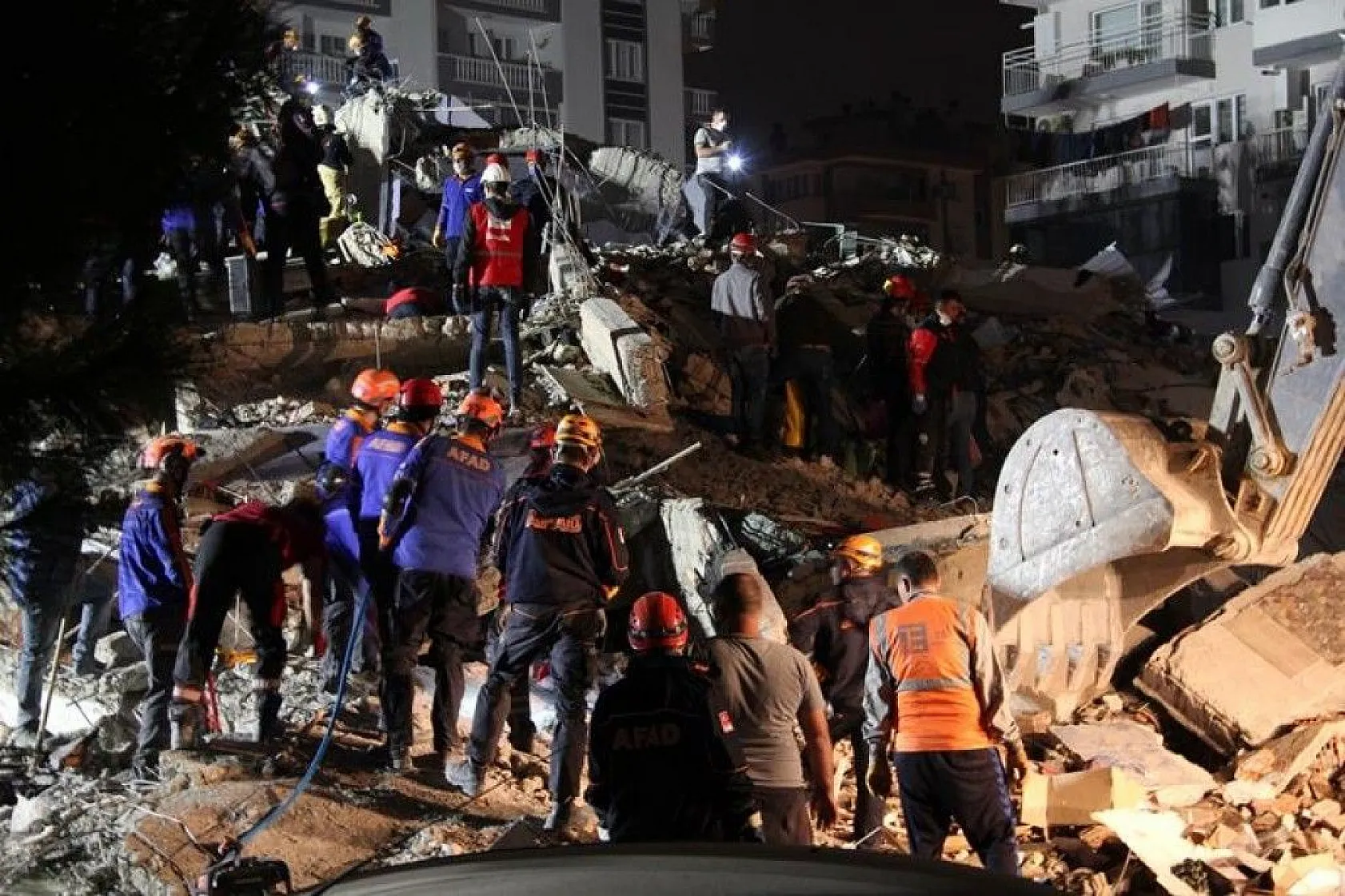 İzmir umut sessizliğine büründü