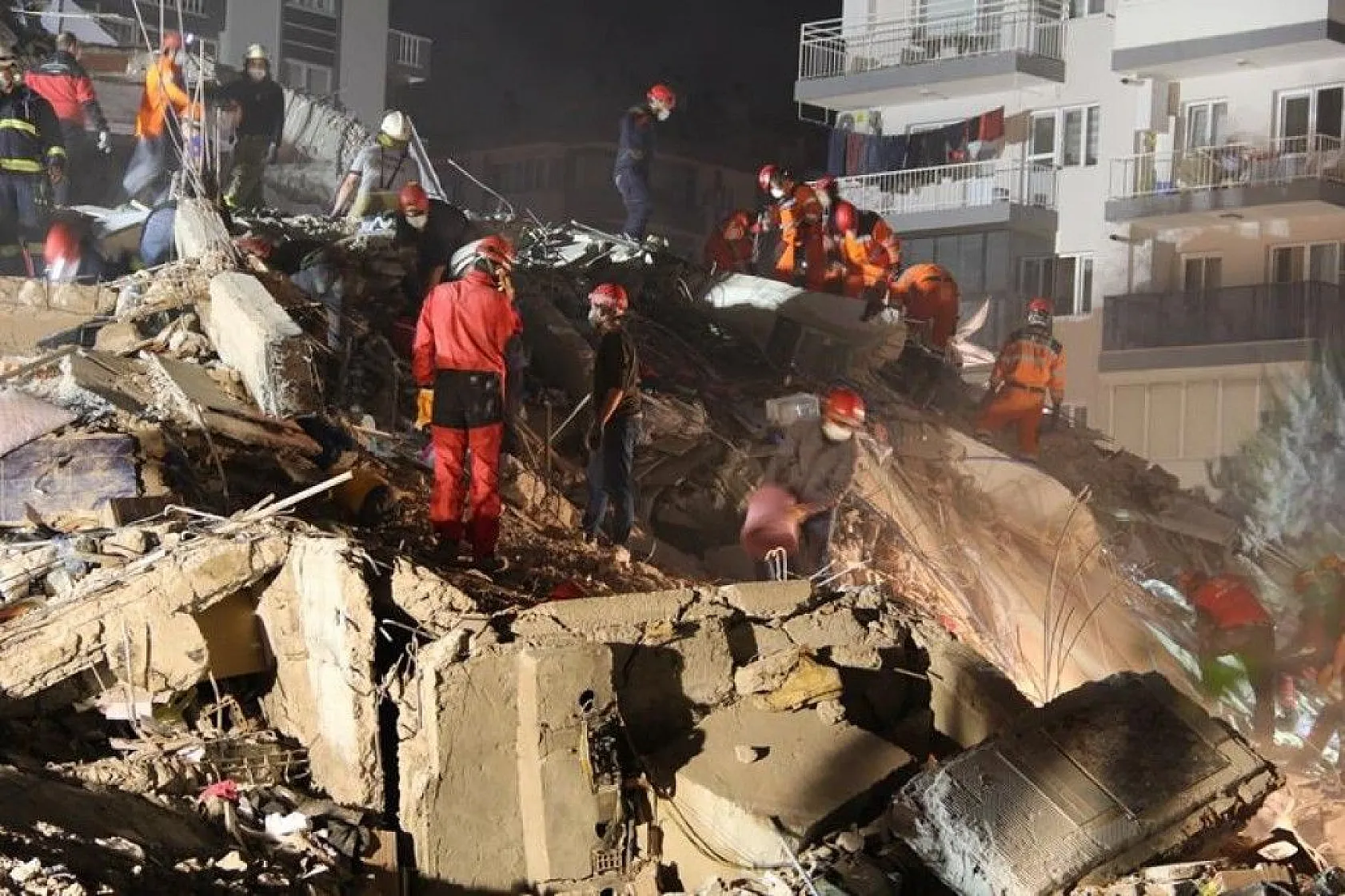 İzmir umut sessizliğine büründü