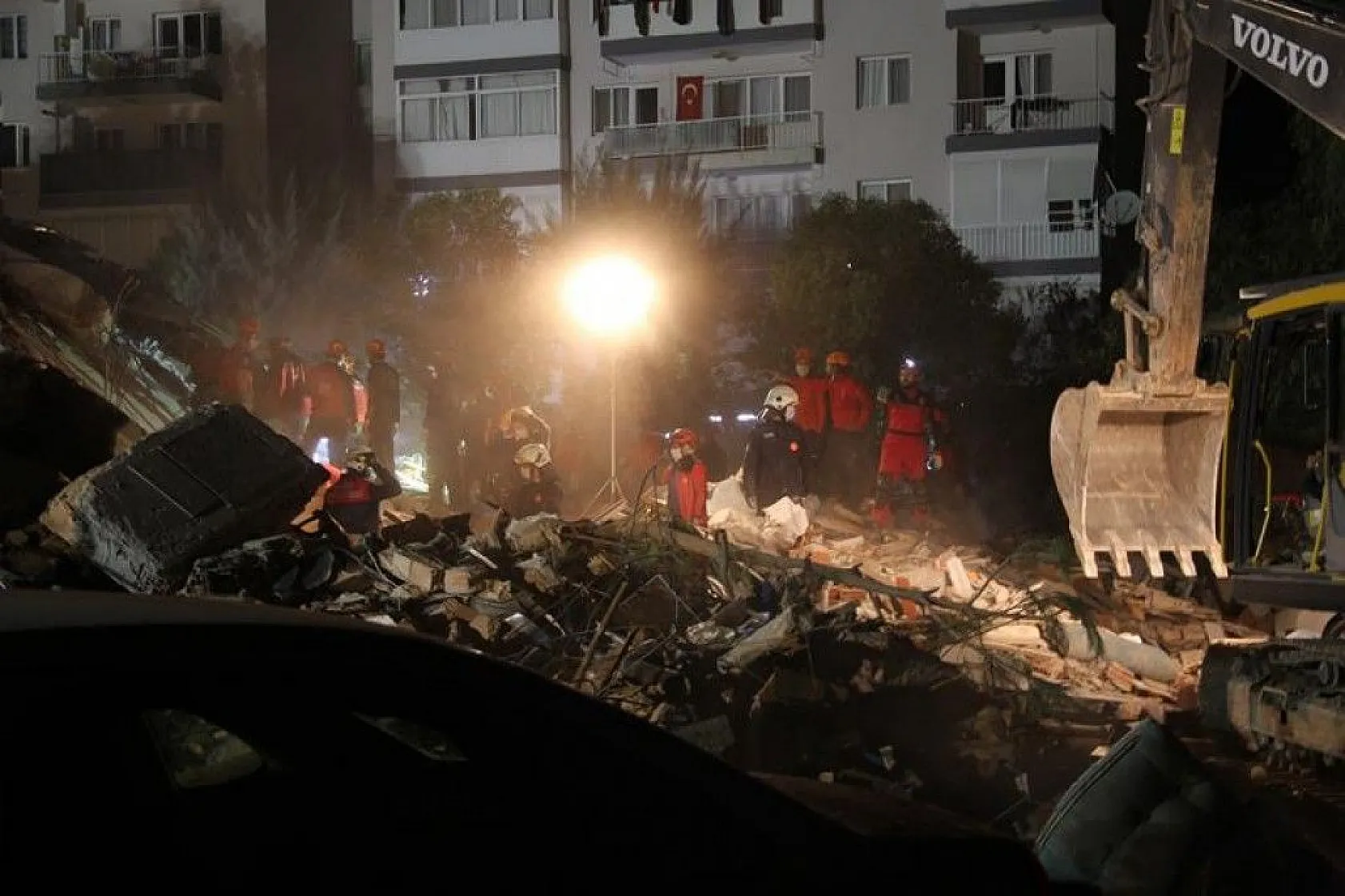 İzmir umut sessizliğine büründü