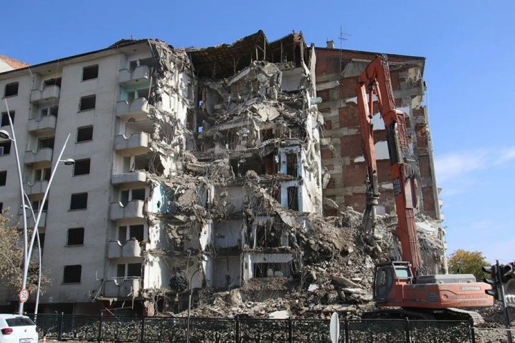 Deprem bölgesi Elazığ'da binalar böyle yıkıldı