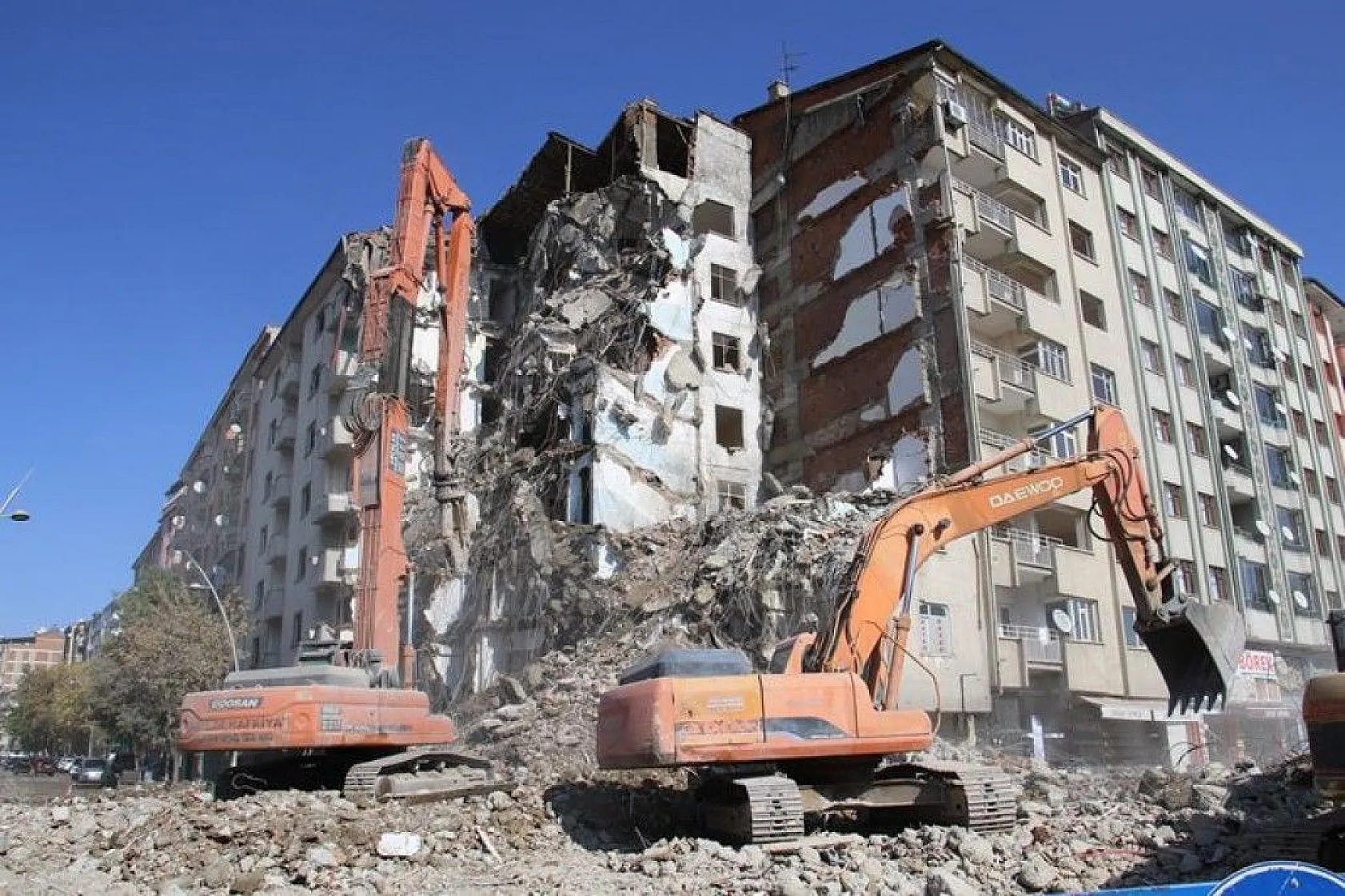 Deprem bölgesi Elazığ'da binalar böyle yıkıldı