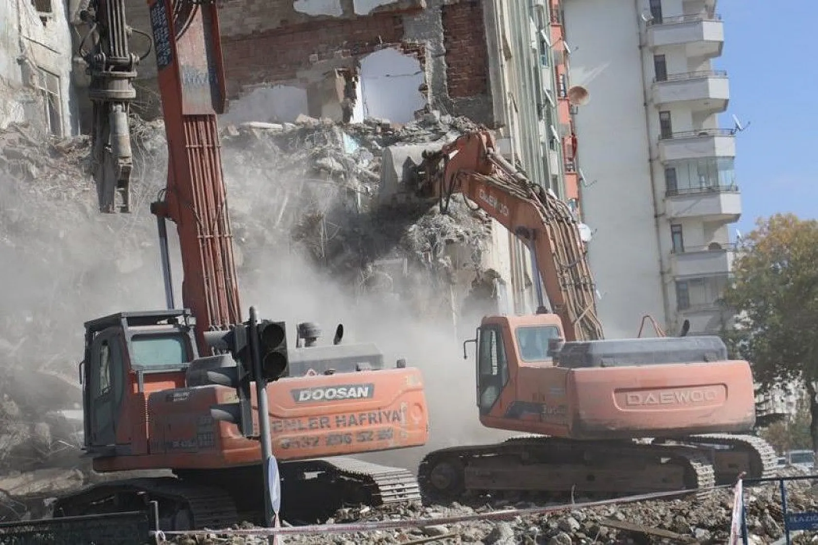 Deprem bölgesi Elazığ'da binalar böyle yıkıldı