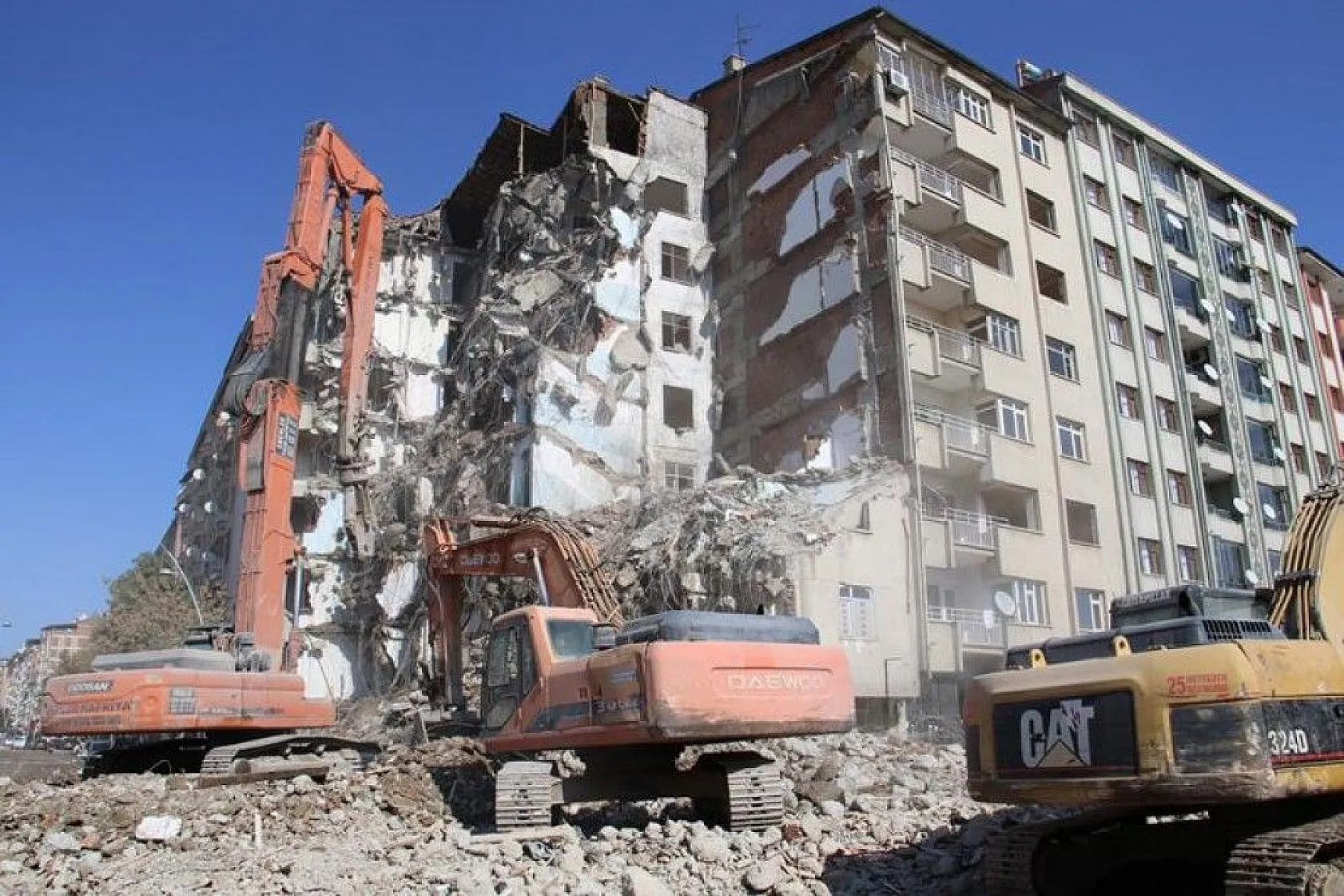 Deprem bölgesi Elazığ'da binalar böyle yıkıldı