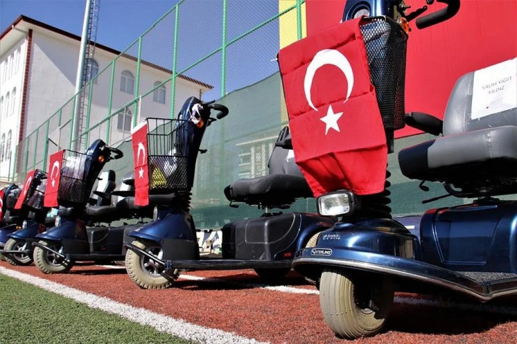 Elazığ'da 'Engelleri kaldırıyoruz' projesi ile 80 adet akülü araç verildi