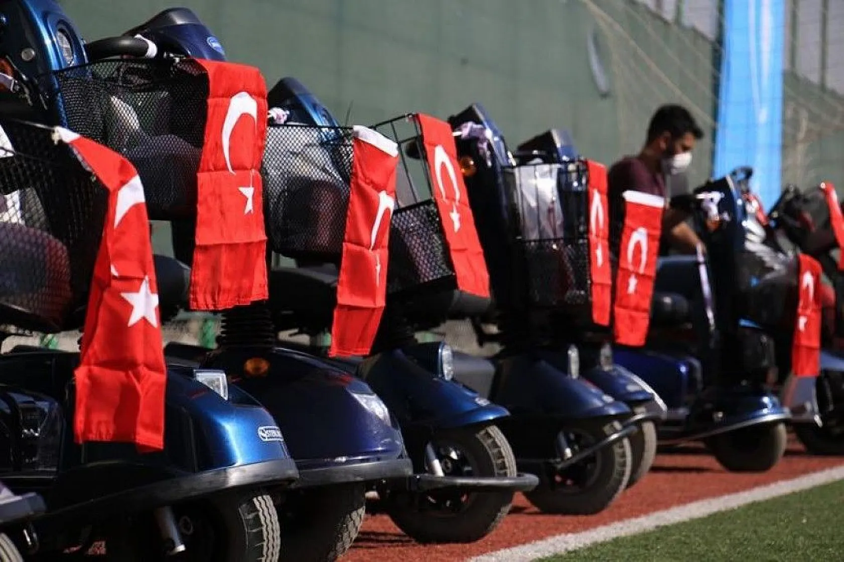 Elazığ'da 'Engelleri kaldırıyoruz' projesi ile 80 adet akülü araç verildi