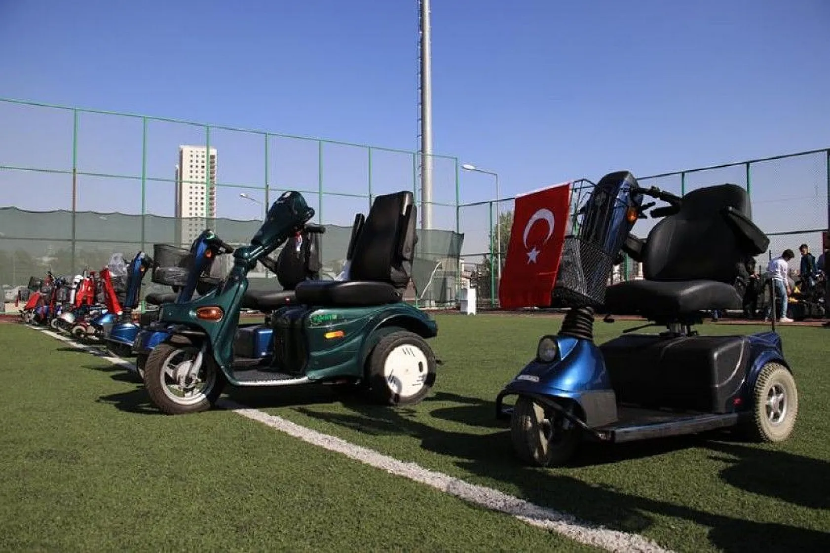 Elazığ'da 'Engelleri kaldırıyoruz' projesi ile 80 adet akülü araç verildi