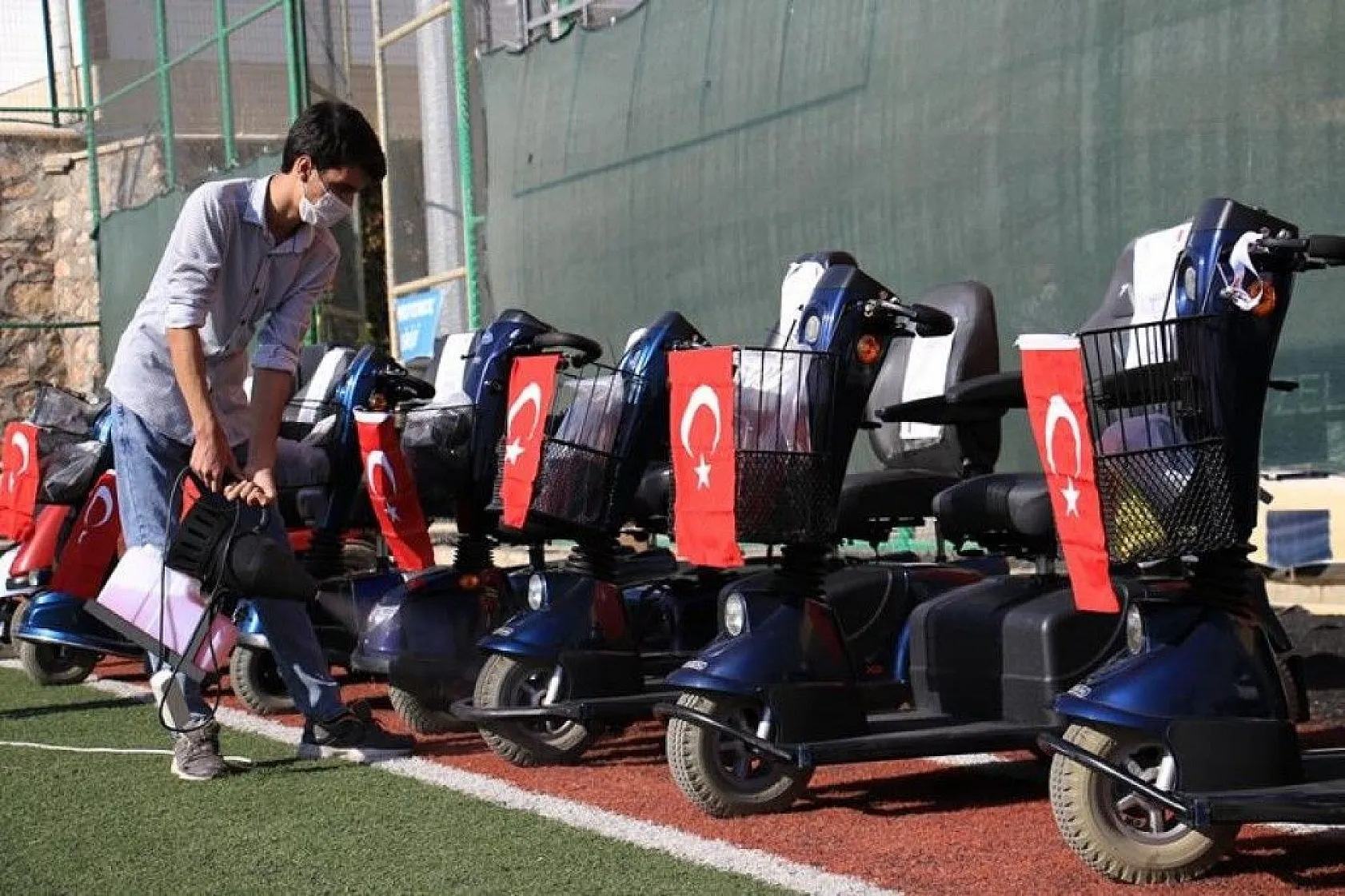 Elazığ'da 'Engelleri kaldırıyoruz' projesi ile 80 adet akülü araç verildi