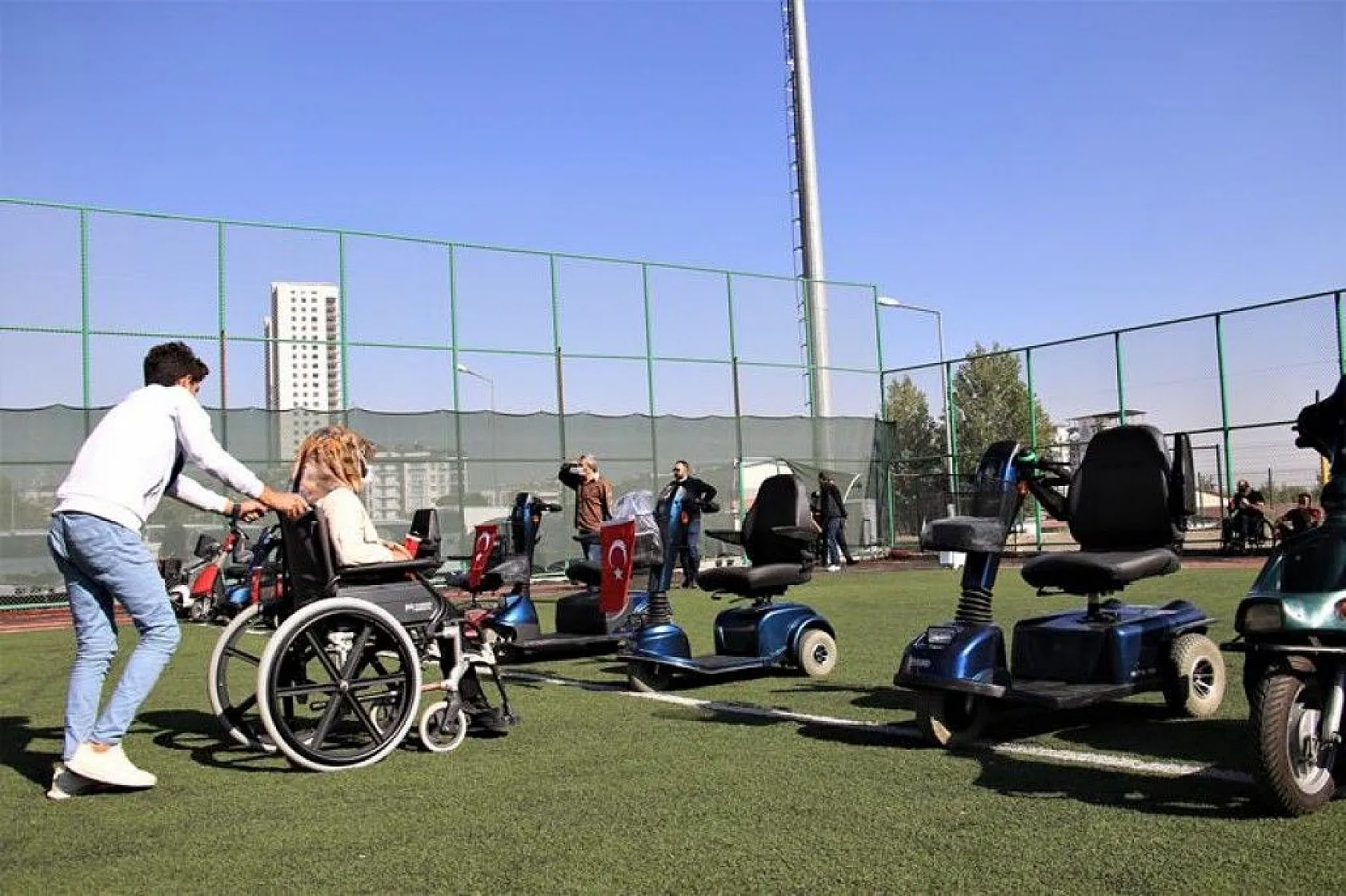 Elazığ'da 'Engelleri kaldırıyoruz' projesi ile 80 adet akülü araç verildi