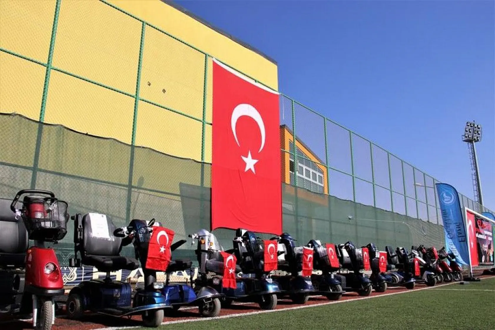 Elazığ'da 'Engelleri kaldırıyoruz' projesi ile 80 adet akülü araç verildi