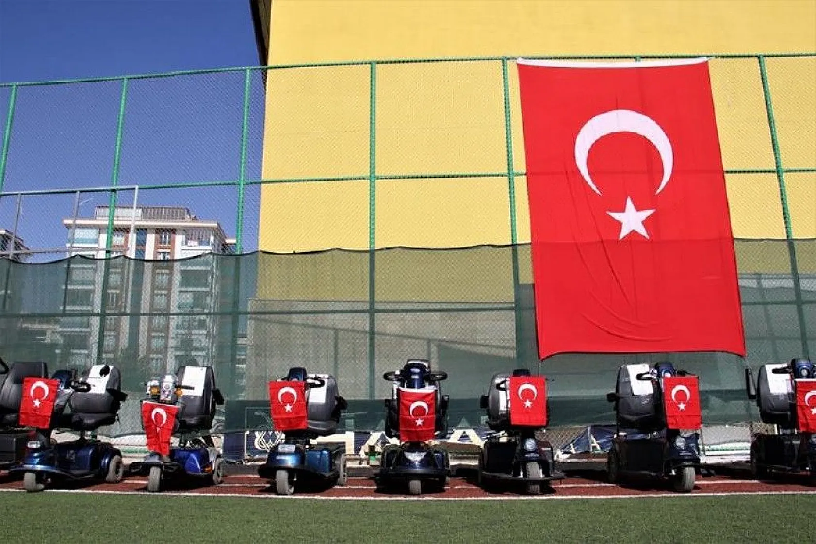 Elazığ'da 'Engelleri kaldırıyoruz' projesi ile 80 adet akülü araç verildi