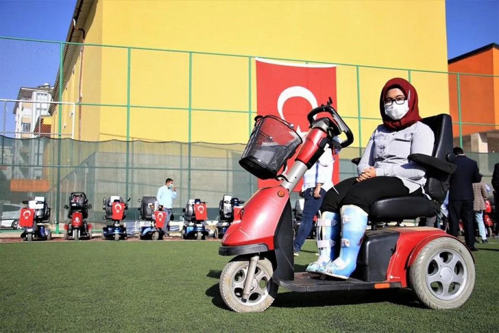 Elazığ'da 'Engelleri kaldırıyoruz' projesi ile 80 adet akülü araç verildi