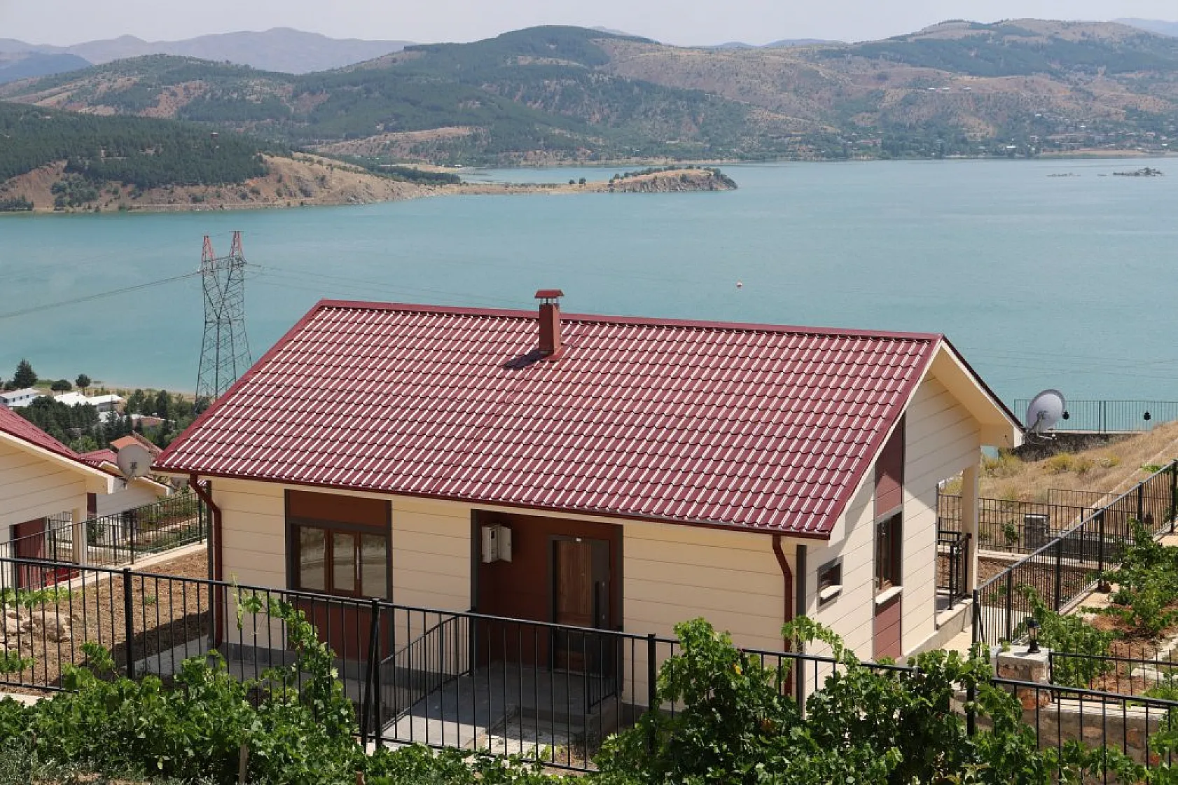 Deprem sonrası Elazığ'da yeni bir yaşam: Göl manzaralı çelik konstrüksiyonlu evler
