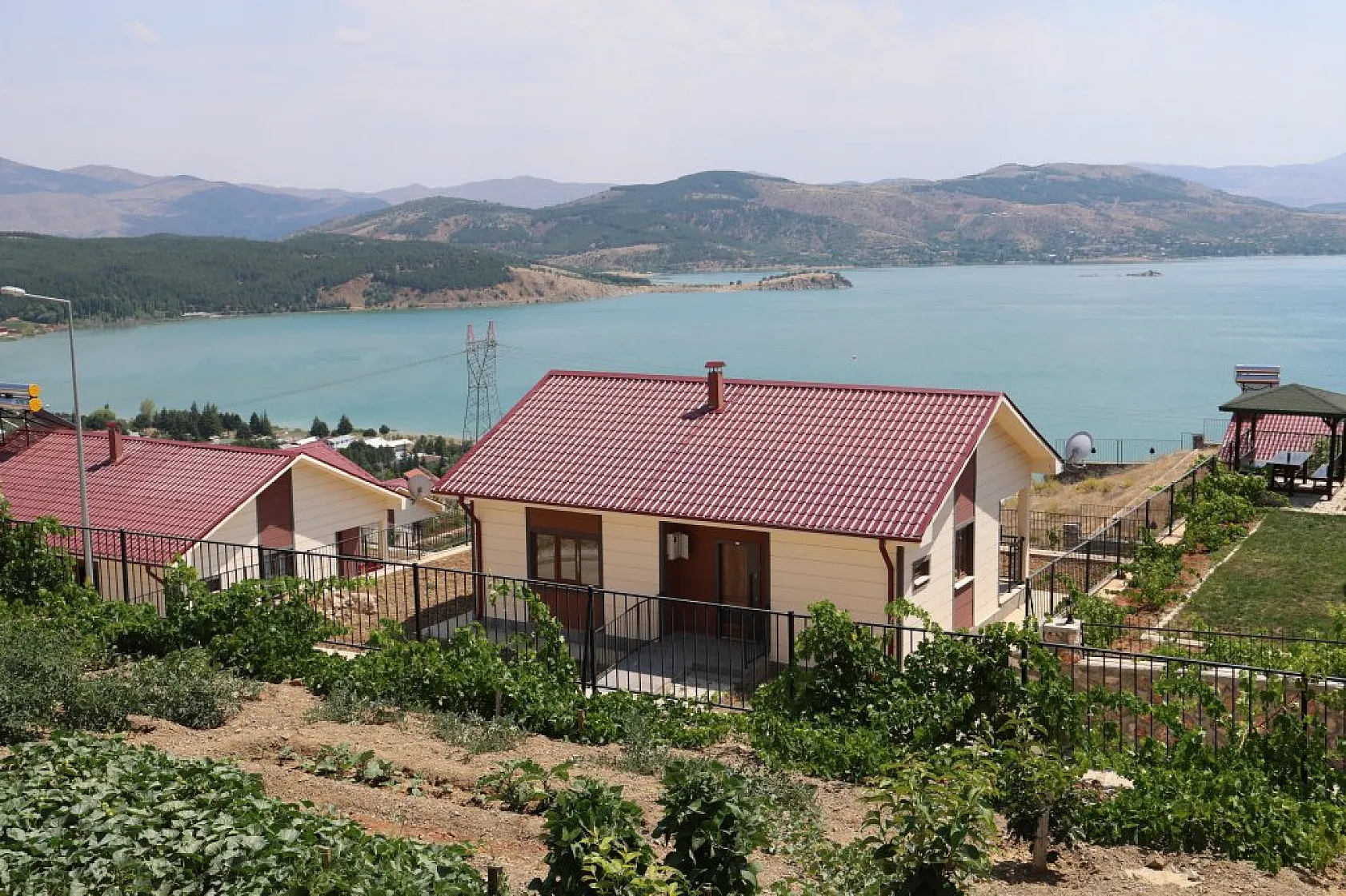 Deprem sonrası Elazığ'da yeni bir yaşam: Göl manzaralı çelik konstrüksiyonlu evler