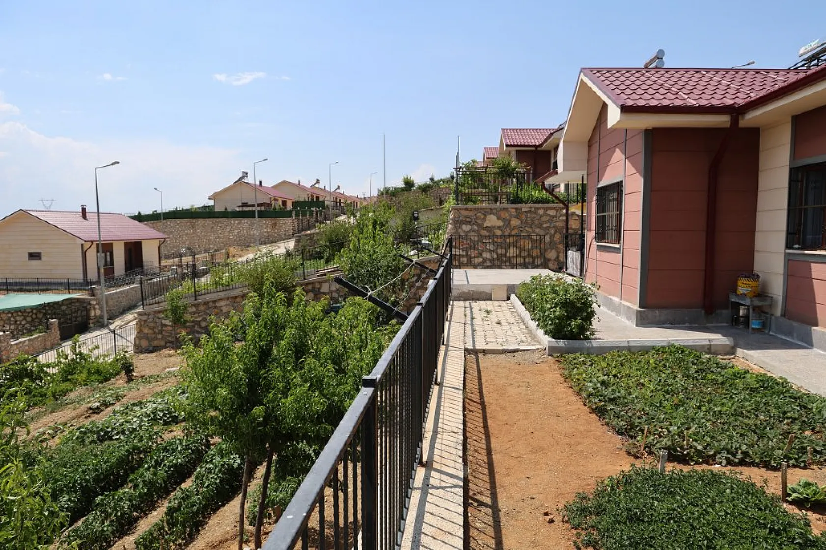 Deprem sonrası Elazığ'da yeni bir yaşam: Göl manzaralı çelik konstrüksiyonlu evler