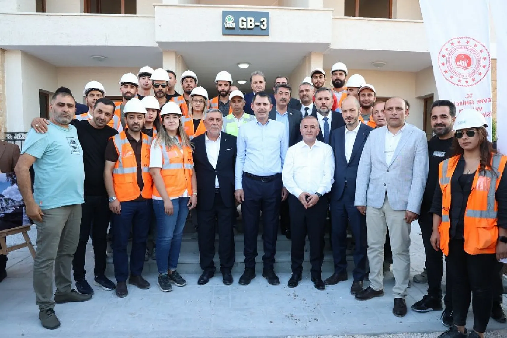 Bakan Murat Kurum Elazığ'da TOKİ konutlarını inceledi: İnşaat çalışmaları hızla devam ediyor