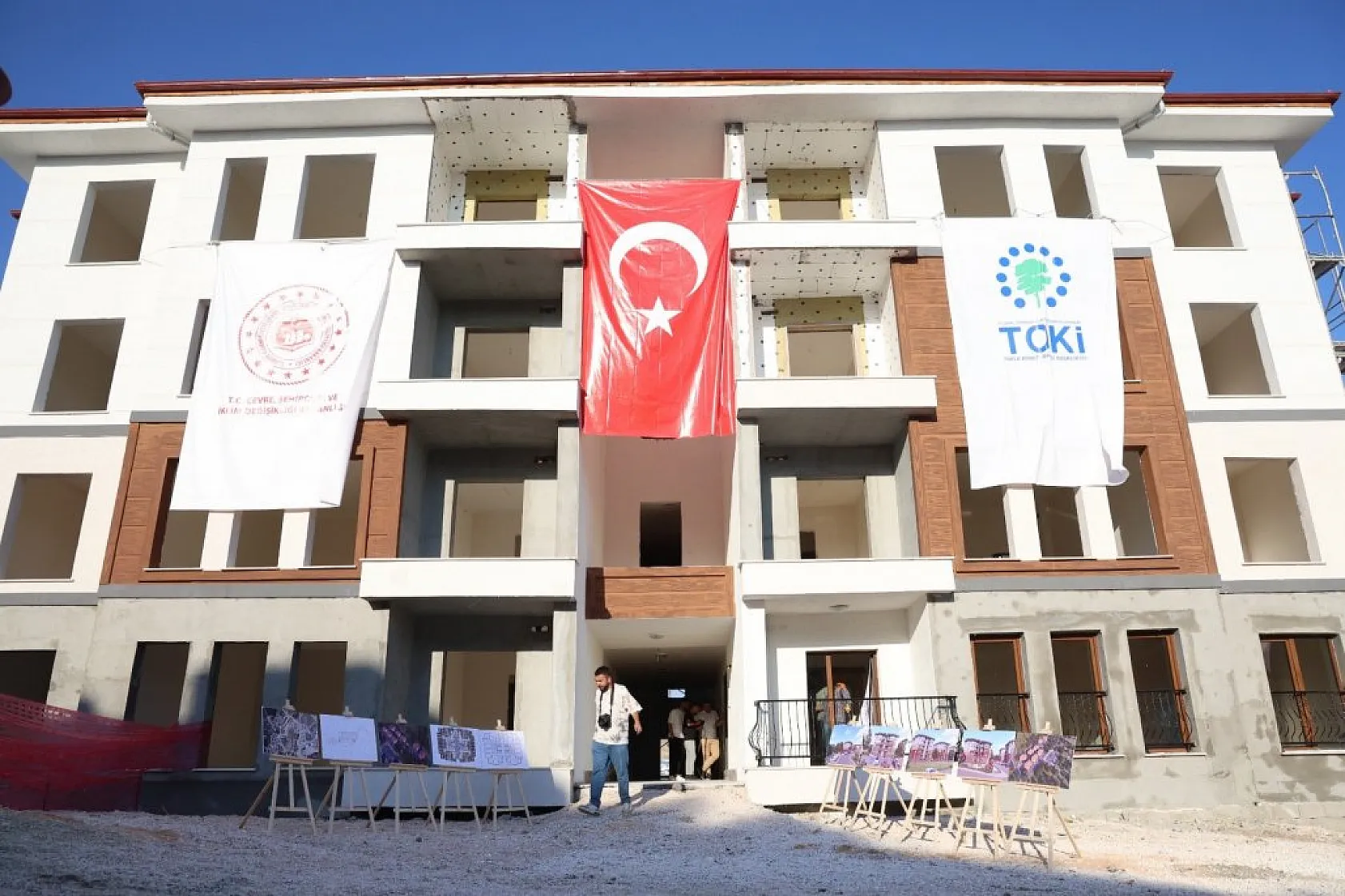 Bakan Murat Kurum Elazığ'da TOKİ konutlarını inceledi: İnşaat çalışmaları hızla devam ediyor