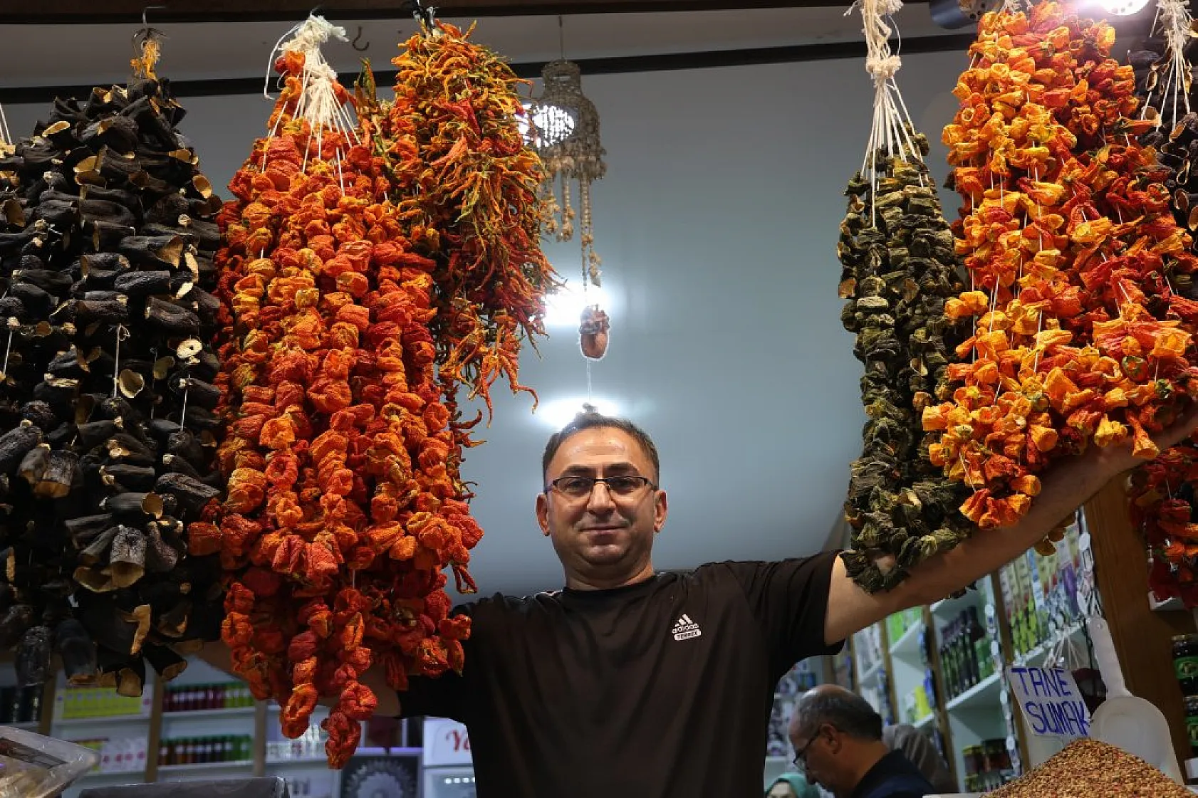 Gurbetçiler tarihi Kapalı Çarşı'ya akın etti: Elazığ esnafının yüzü gülüyor!
