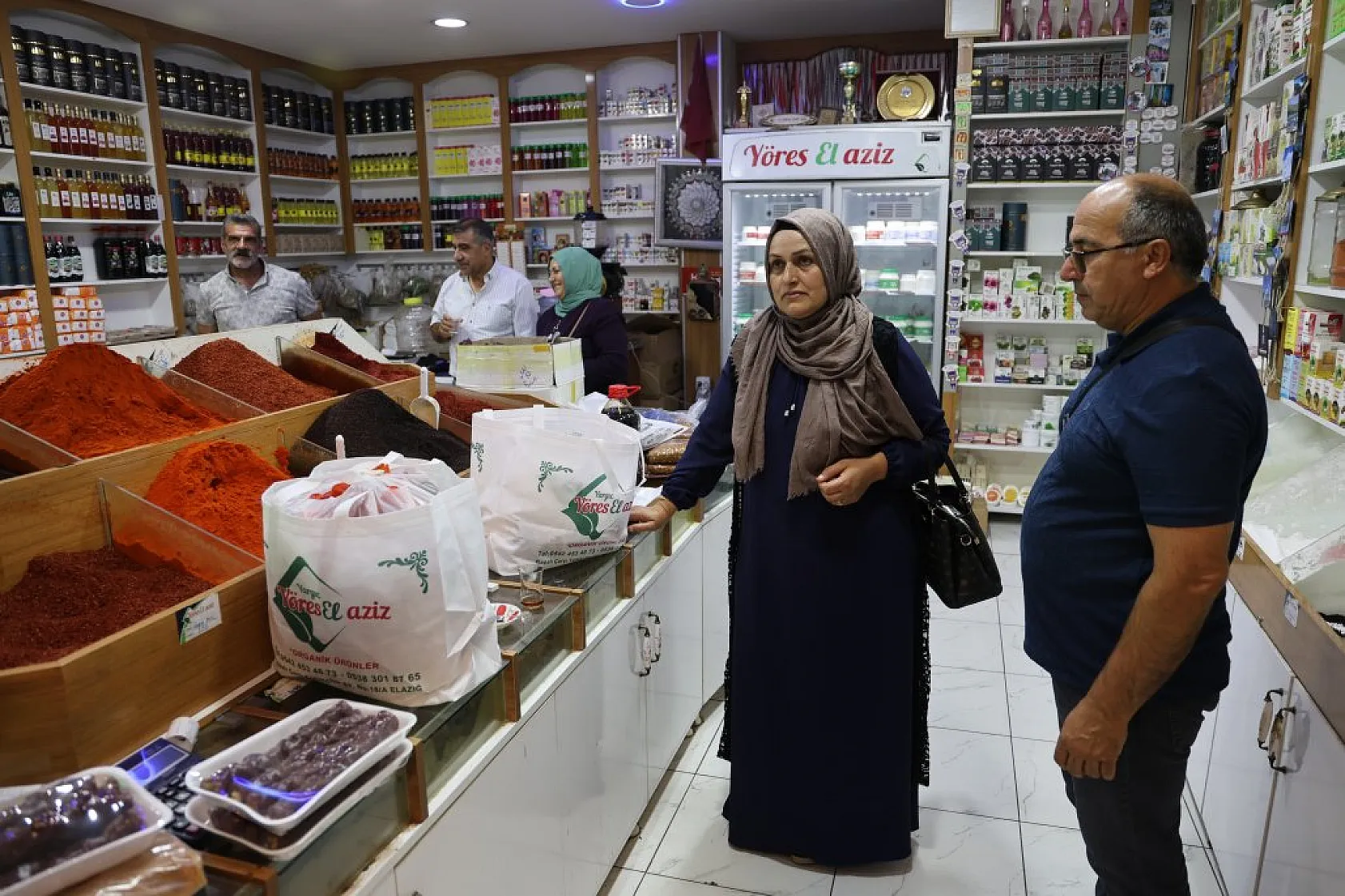 Gurbetçiler tarihi Kapalı Çarşı'ya akın etti: Elazığ esnafının yüzü gülüyor!