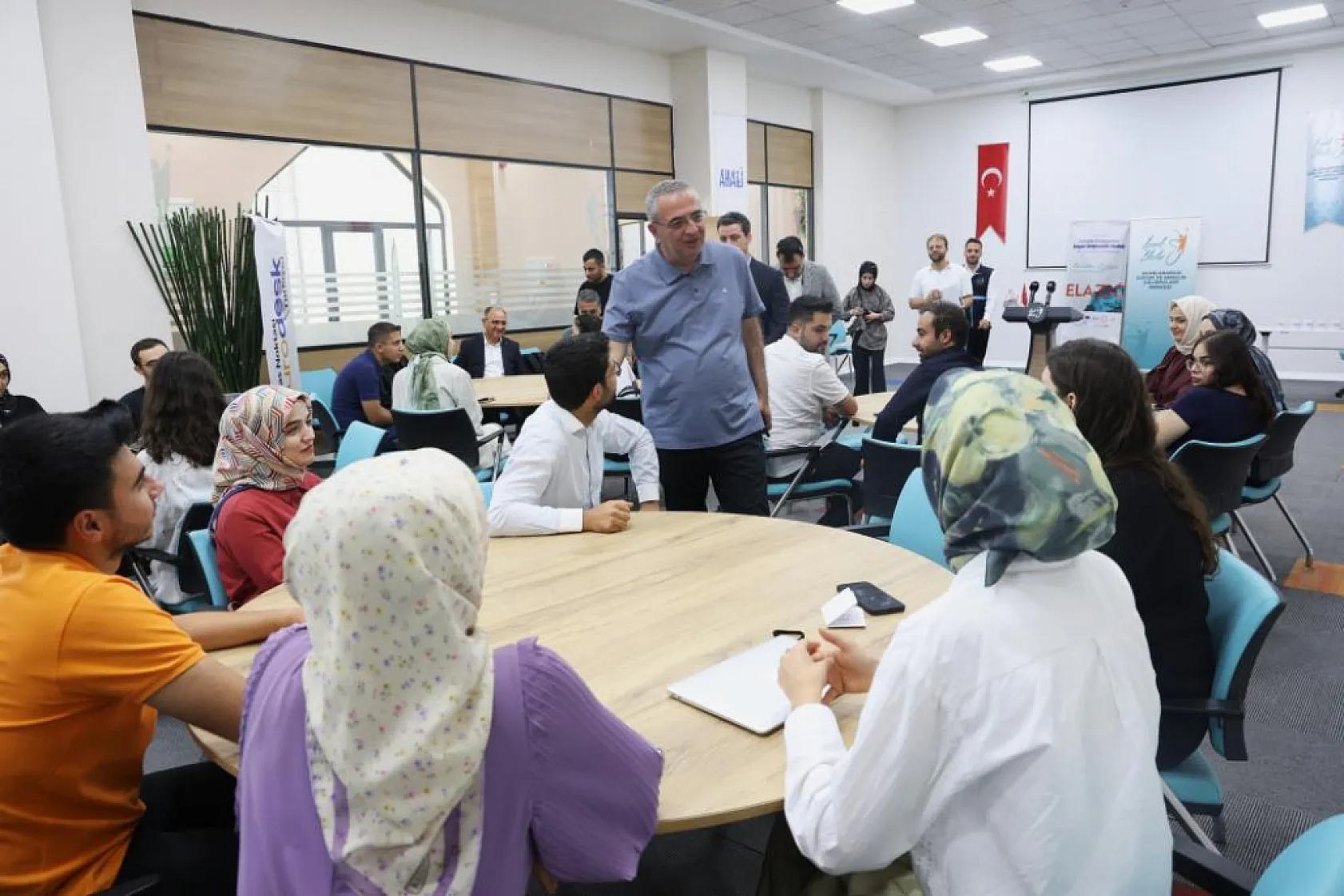 Elazığ'da Gençlik İnovasyonu: 40 Genç Sosyal Girişimcilik için Buluştu!