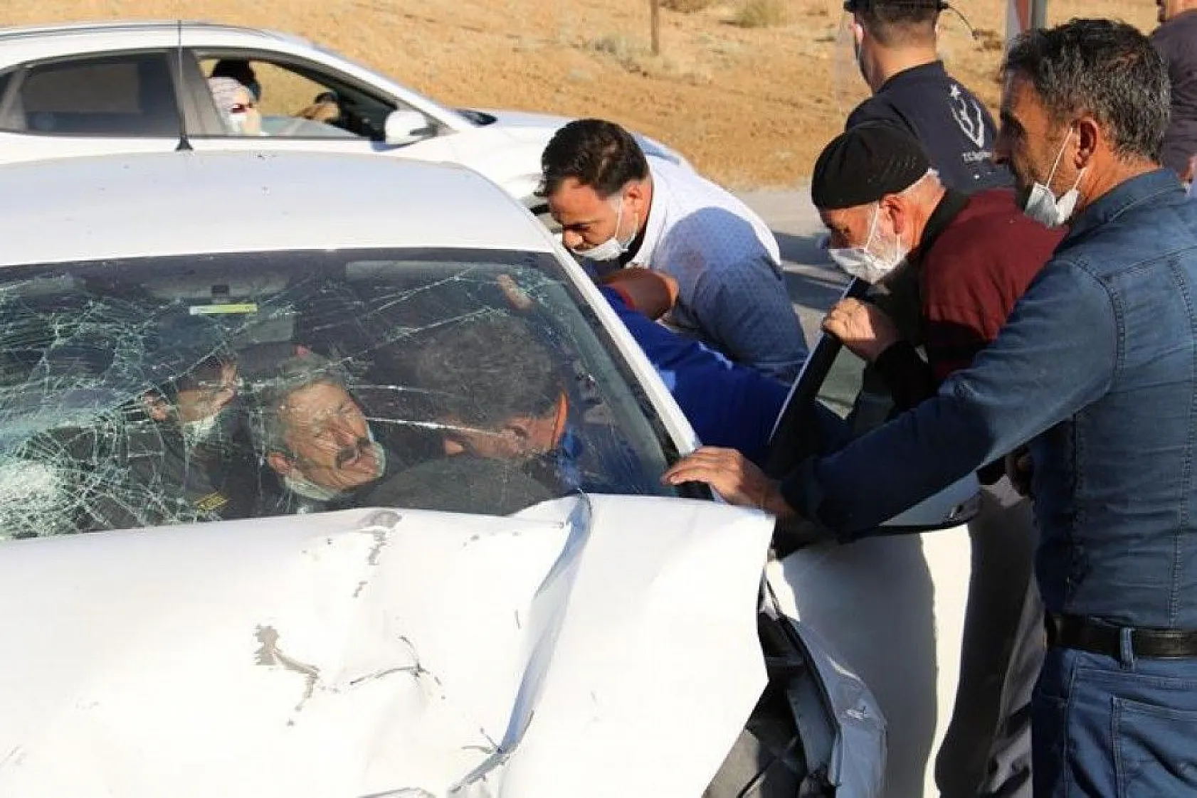 Kazada araçta sıkışan 4 yaralı için ekipler seferber oldu