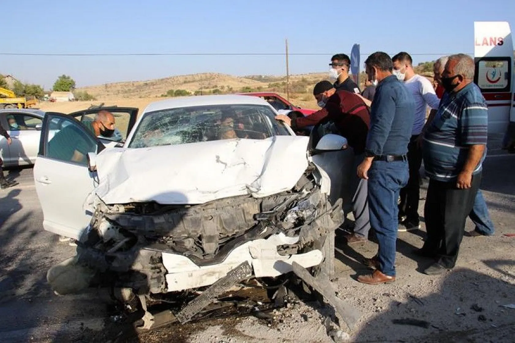Kazada araçta sıkışan 4 yaralı için ekipler seferber oldu