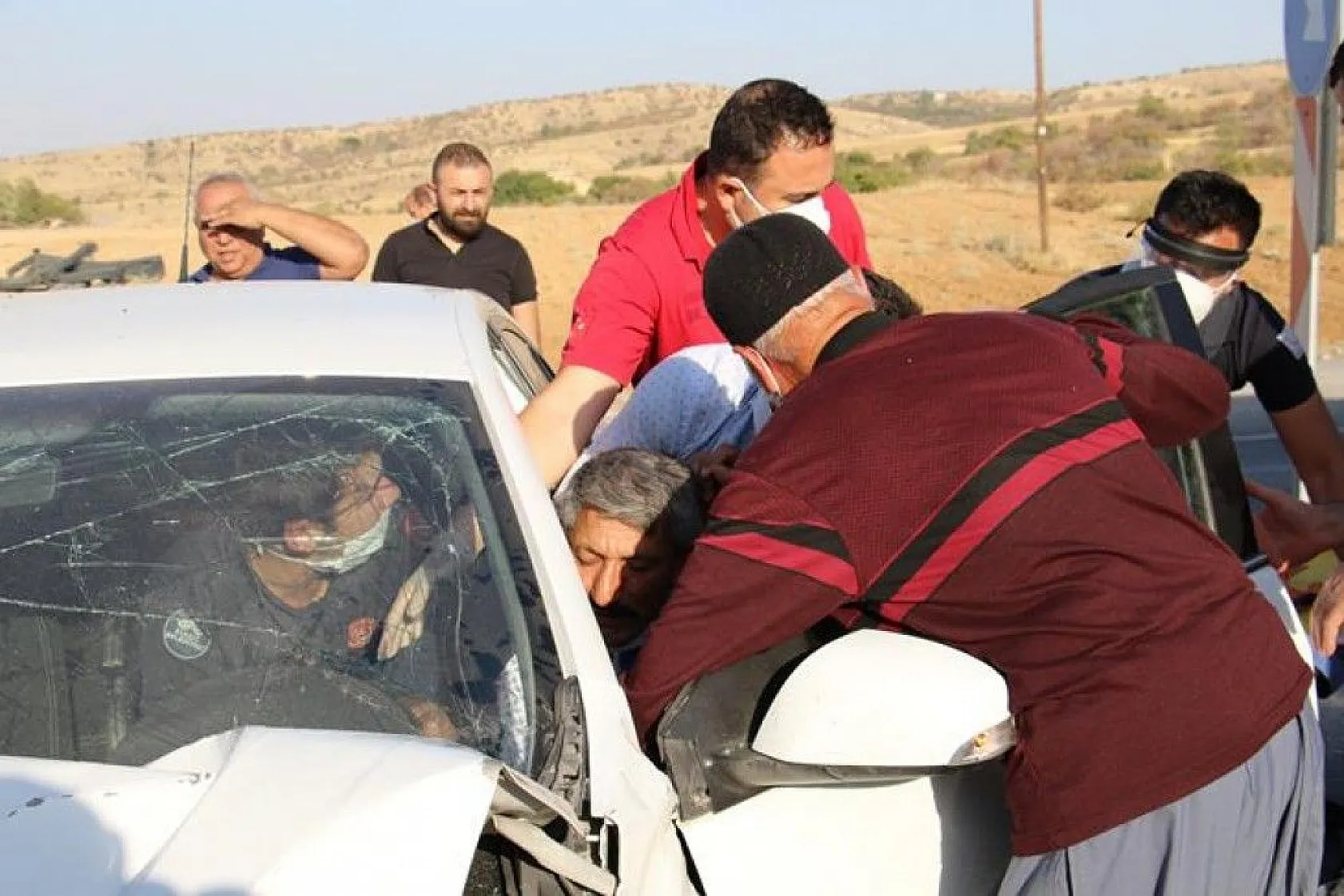 Kazada araçta sıkışan 4 yaralı için ekipler seferber oldu