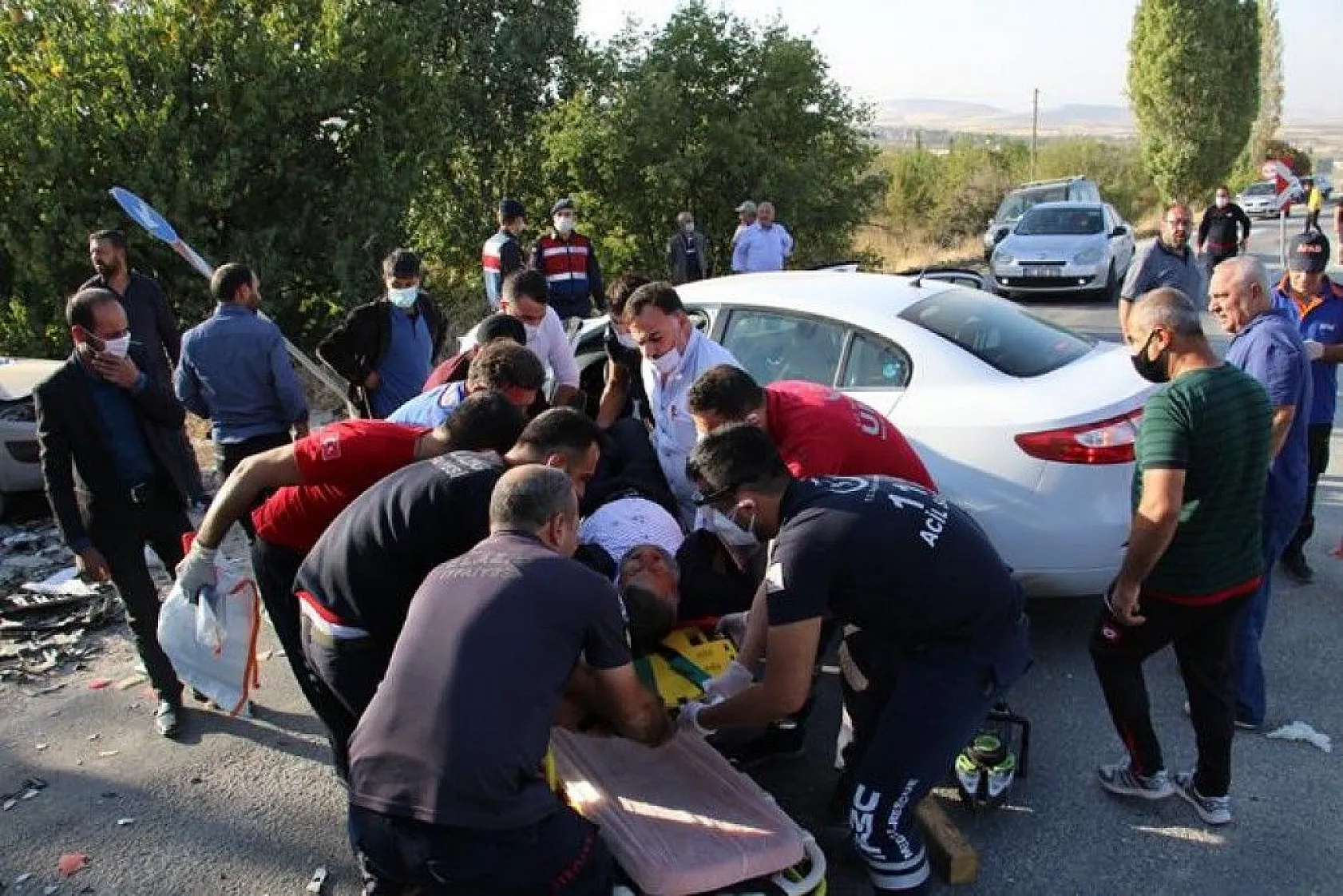 Kazada araçta sıkışan 4 yaralı için ekipler seferber oldu