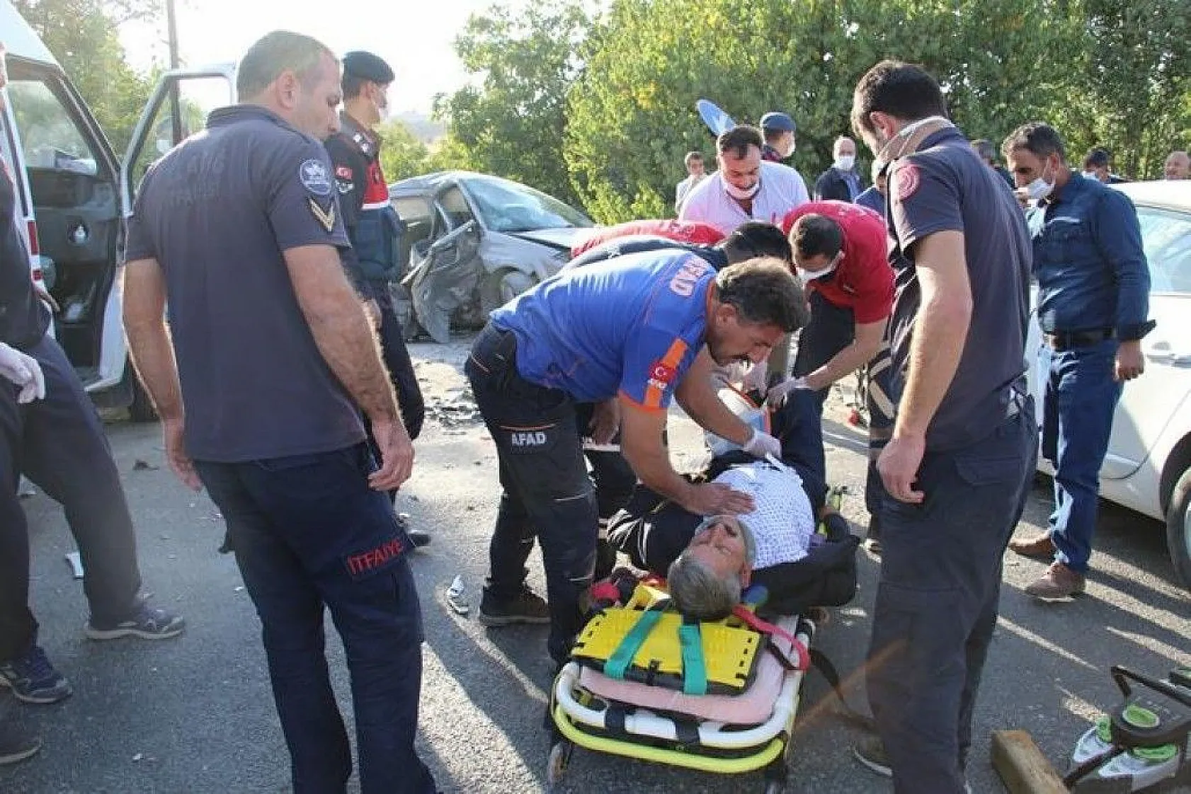 Kazada araçta sıkışan 4 yaralı için ekipler seferber oldu