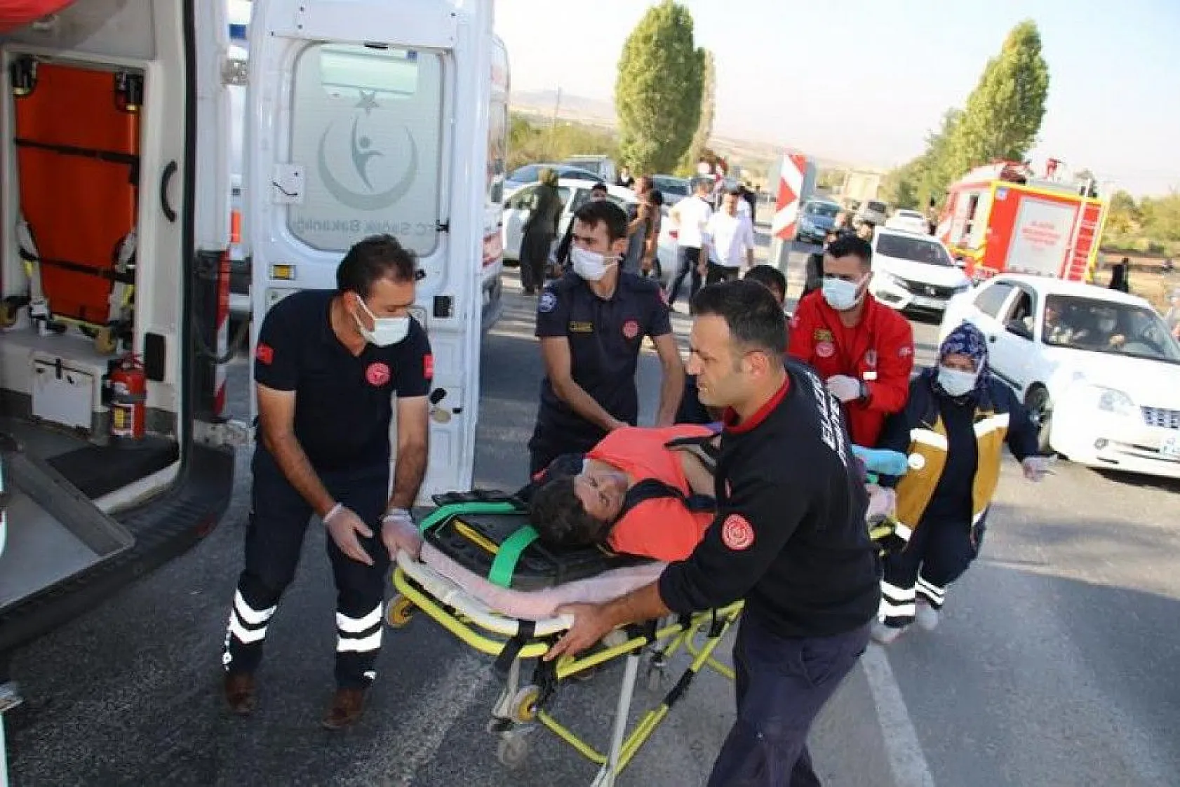 Kazada araçta sıkışan 4 yaralı için ekipler seferber oldu