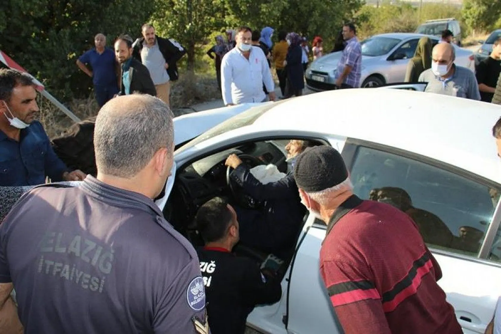 Kazada araçta sıkışan 4 yaralı için ekipler seferber oldu