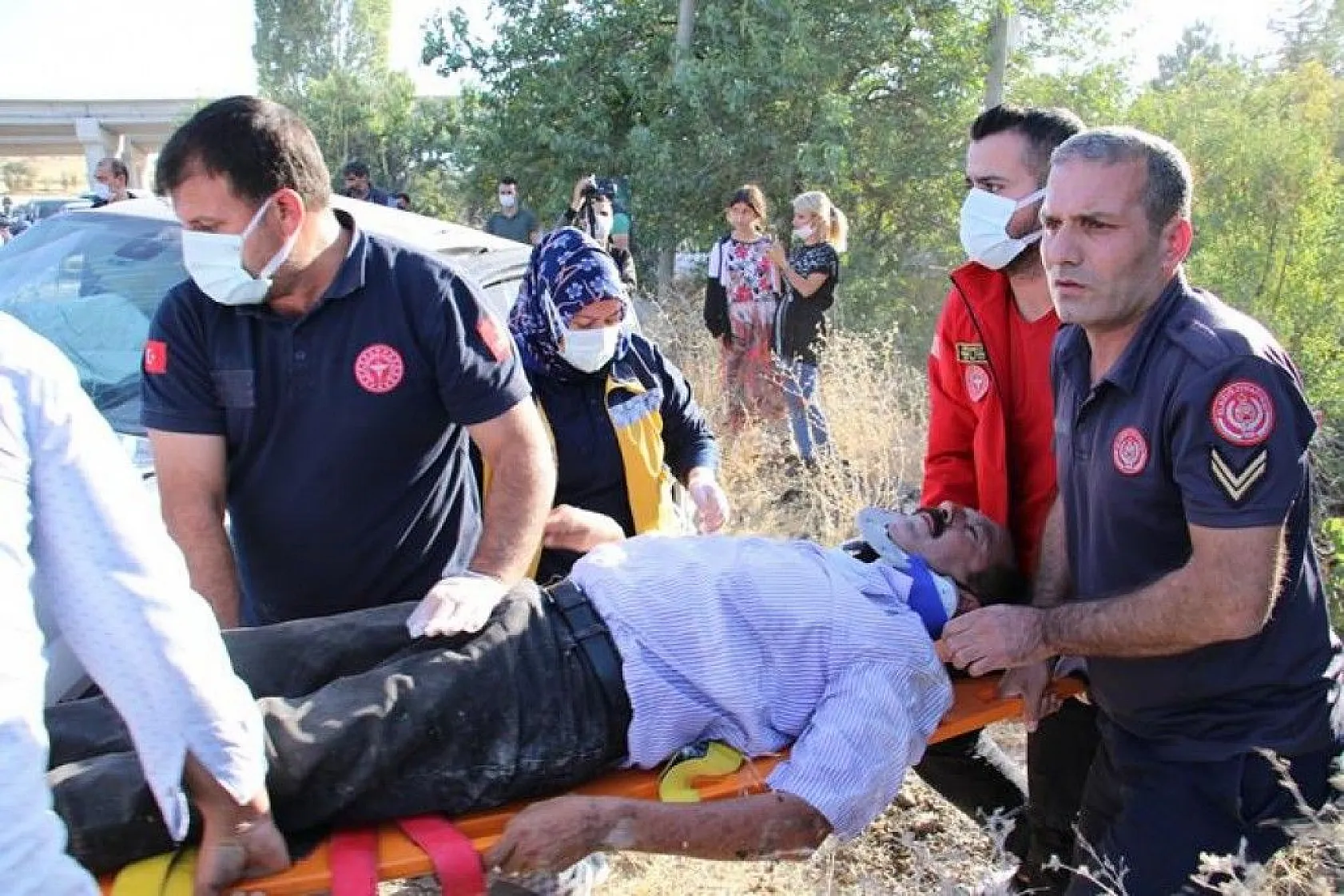 Kazada araçta sıkışan 4 yaralı için ekipler seferber oldu