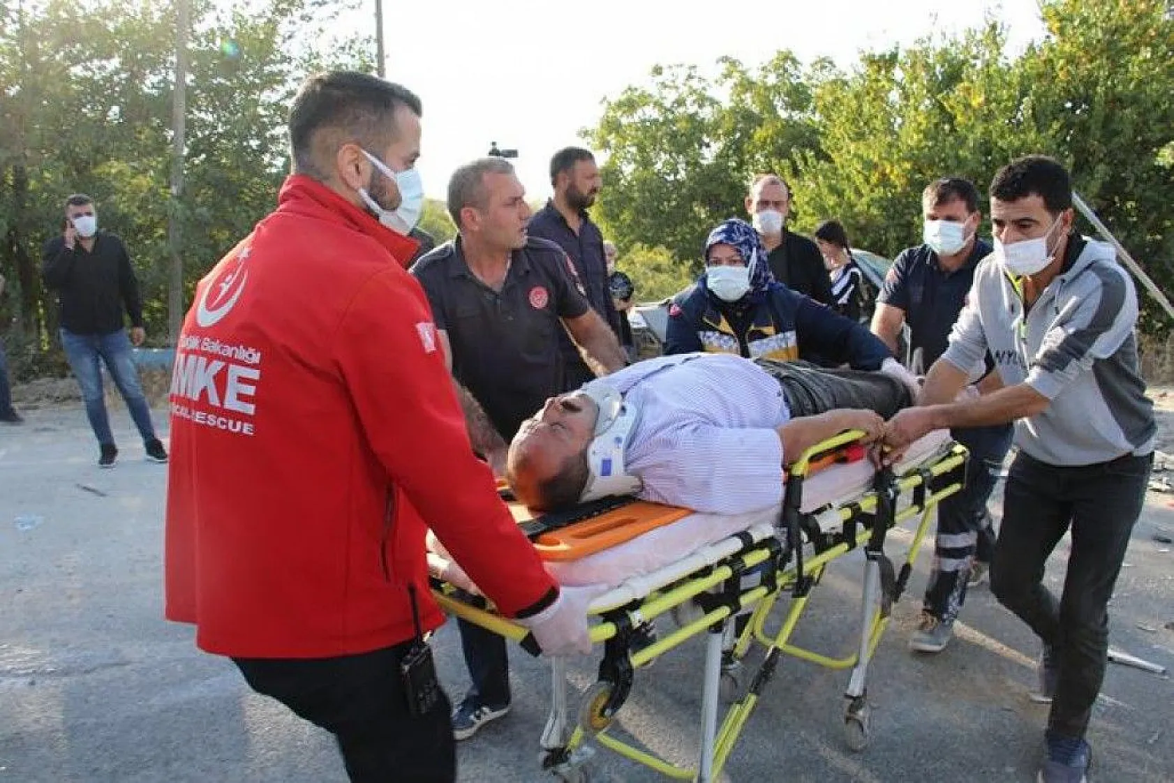 Kazada araçta sıkışan 4 yaralı için ekipler seferber oldu