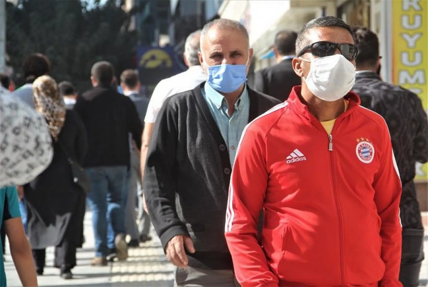 O caddelerde sigara içme yasağı başladı, vatandaşlar destek verdi