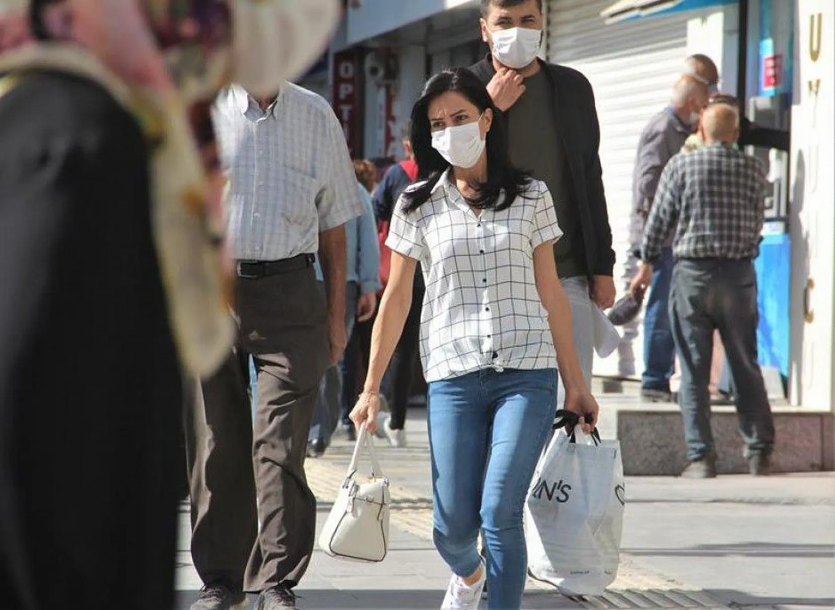 O caddelerde sigara içme yasağı başladı, vatandaşlar destek verdi