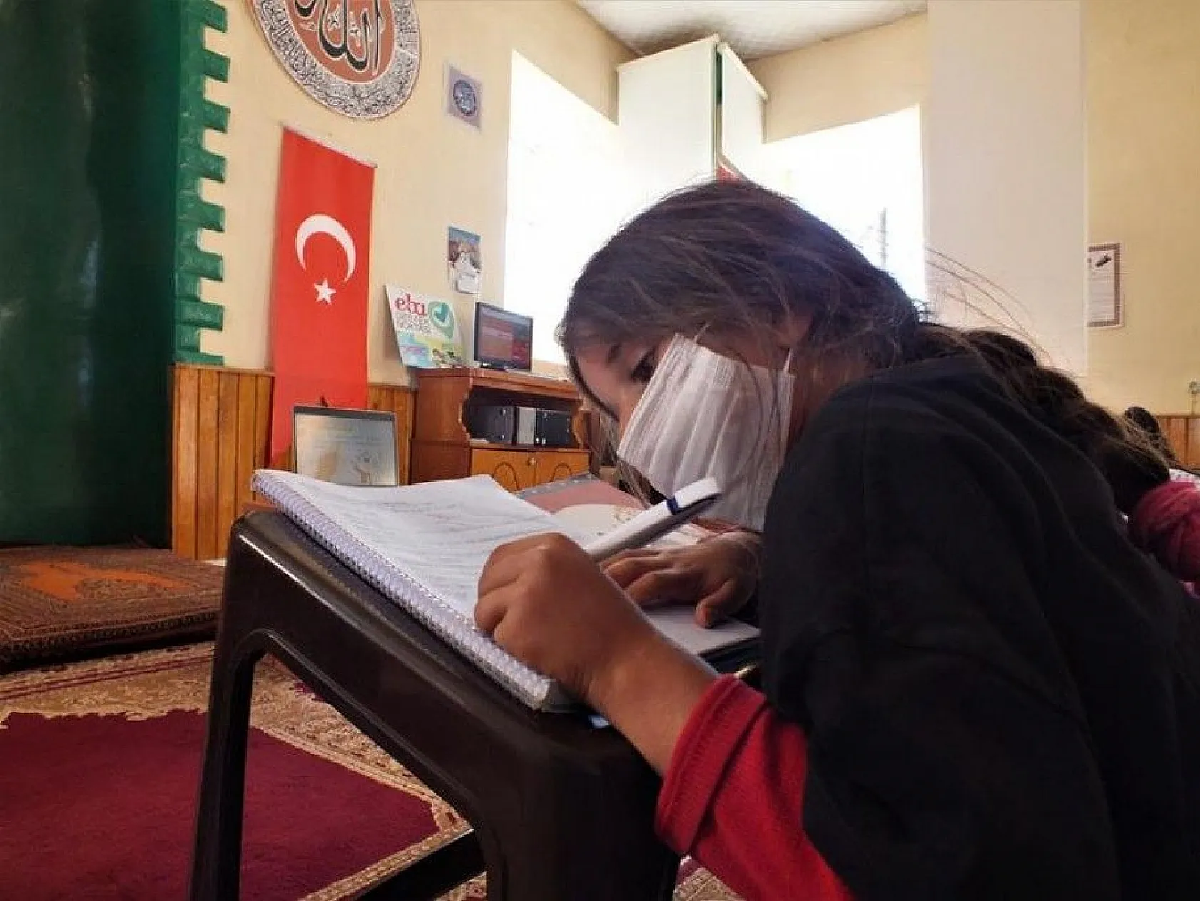 Muhtar, köy camisini eğitim yuvasına dönüştürdü