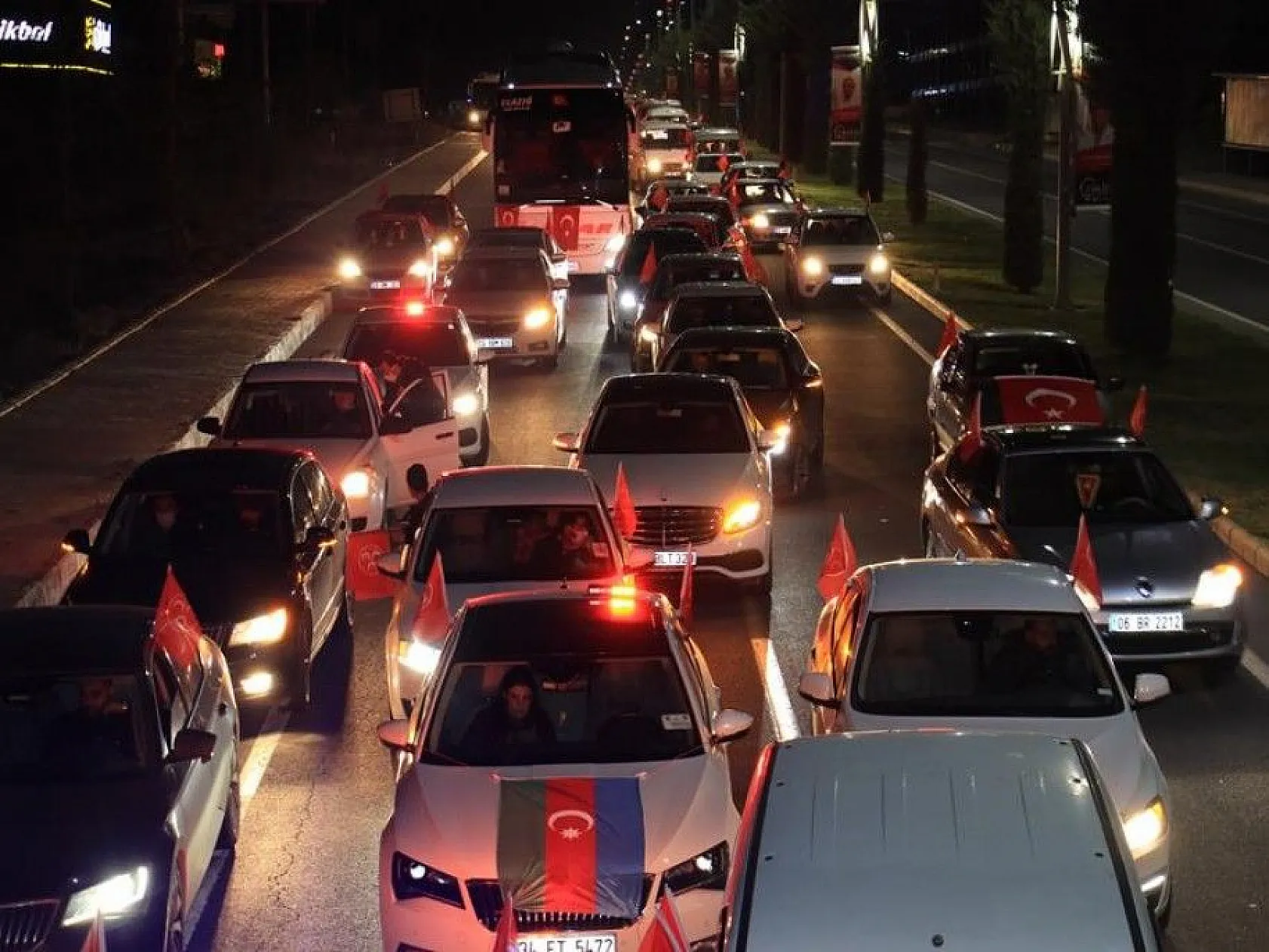 Azerbaycan için bin araçlık zafer konvoyu düzenlendi