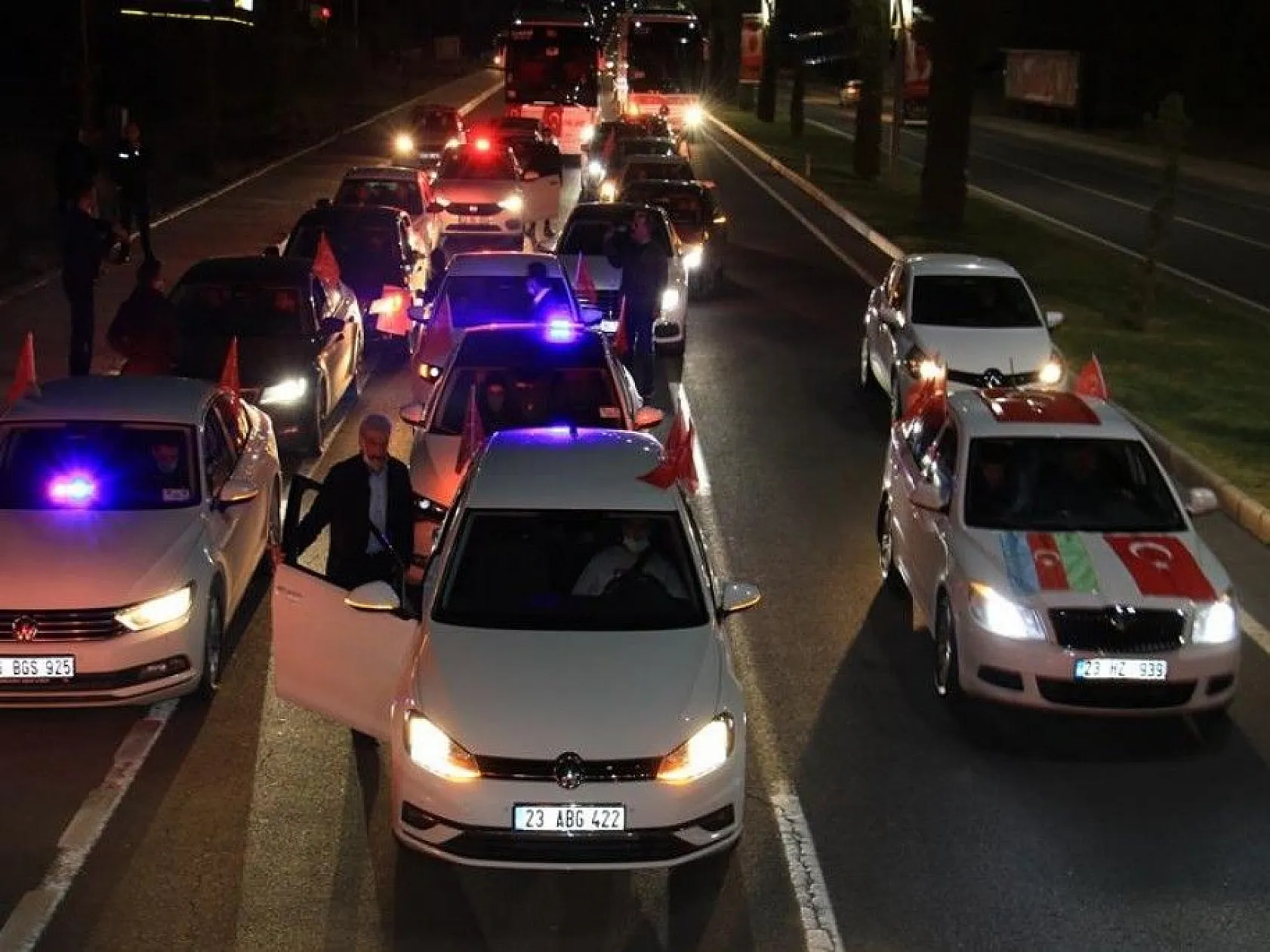 Azerbaycan için bin araçlık zafer konvoyu düzenlendi