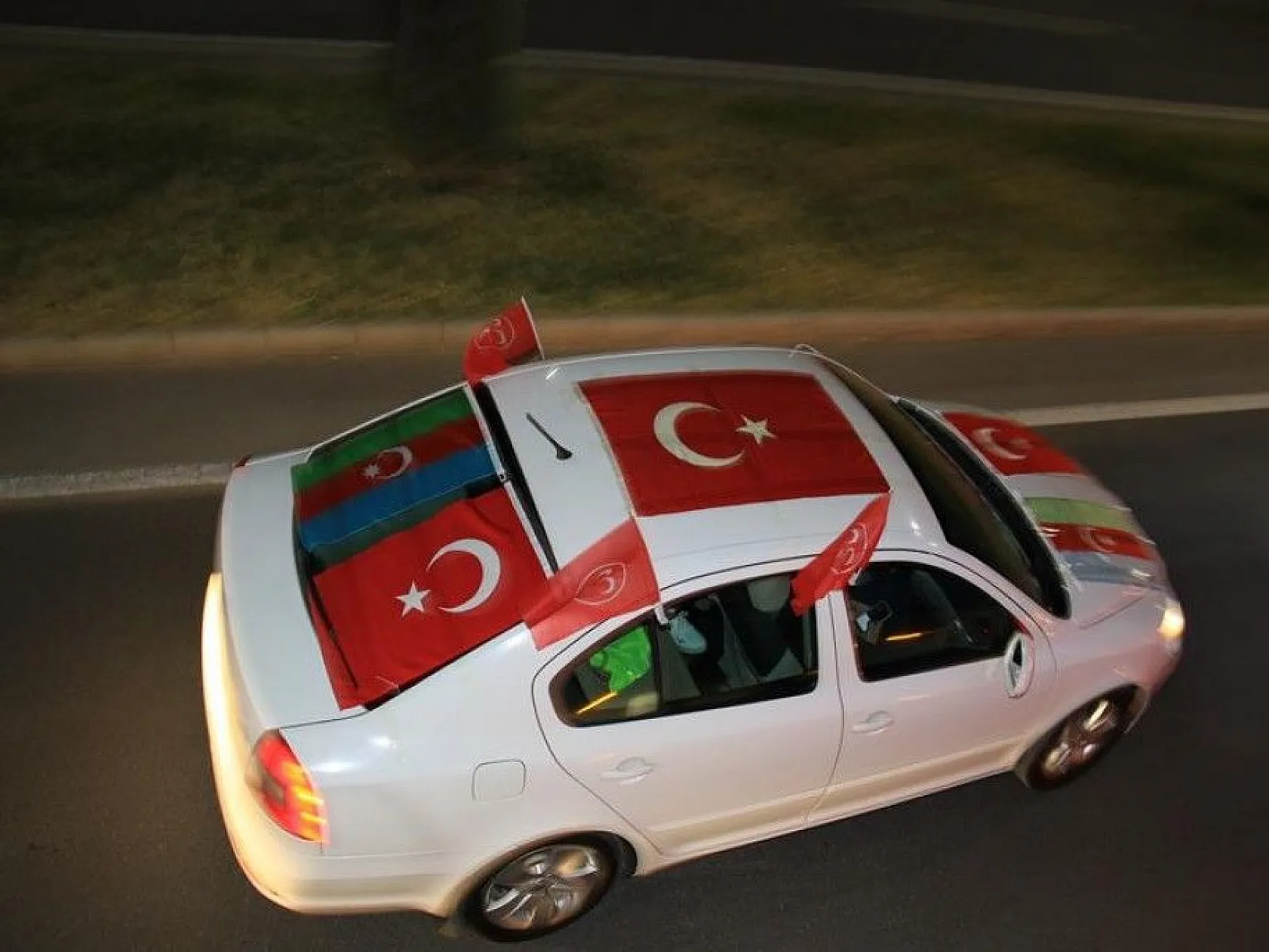 Azerbaycan için bin araçlık zafer konvoyu düzenlendi