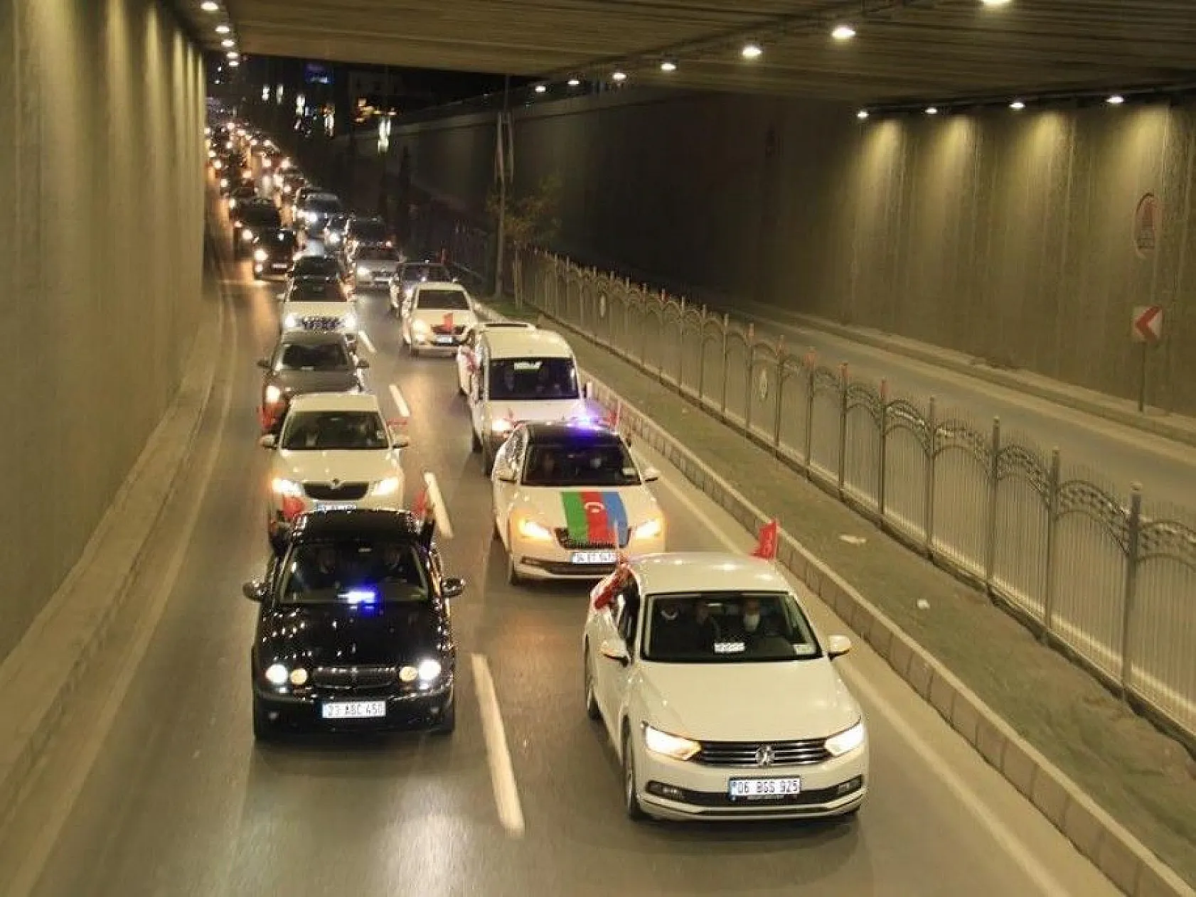 Azerbaycan için bin araçlık zafer konvoyu düzenlendi