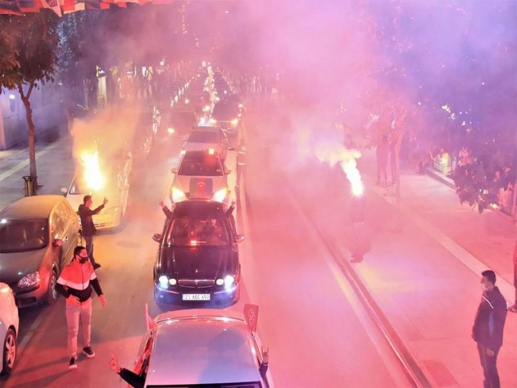 Azerbaycan için bin araçlık zafer konvoyu düzenlendi