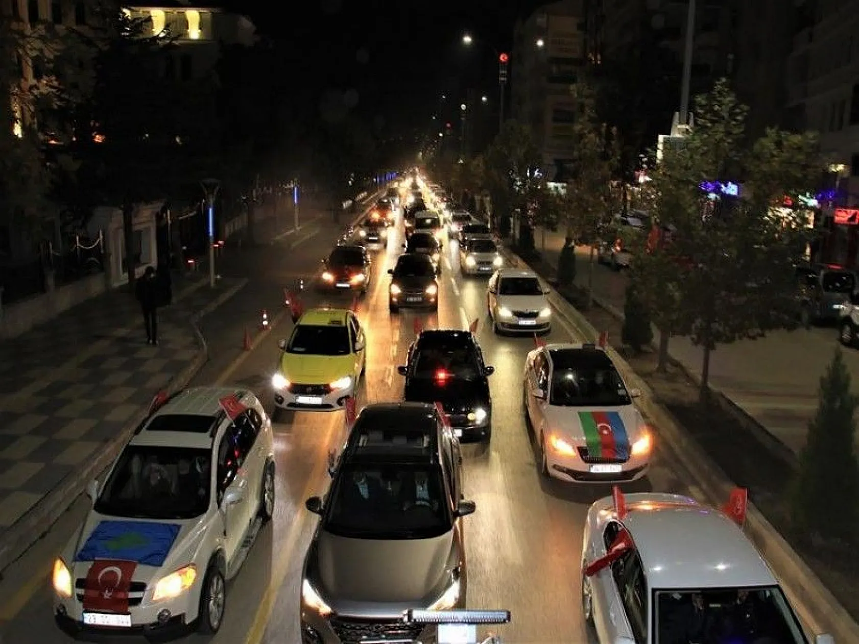 Azerbaycan için bin araçlık zafer konvoyu düzenlendi