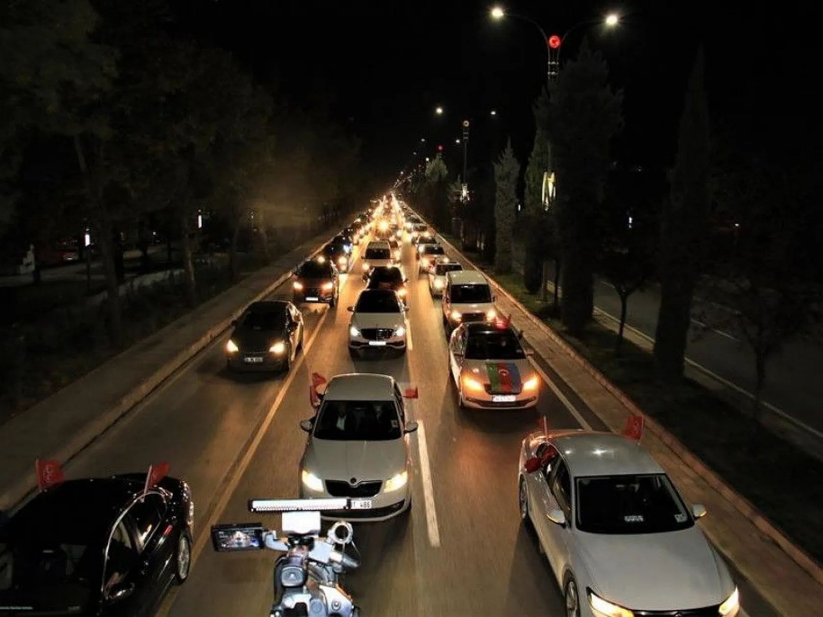 Azerbaycan için bin araçlık zafer konvoyu düzenlendi