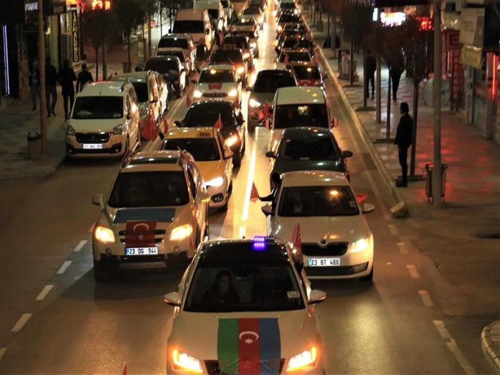 Azerbaycan için bin araçlık zafer konvoyu düzenlendi