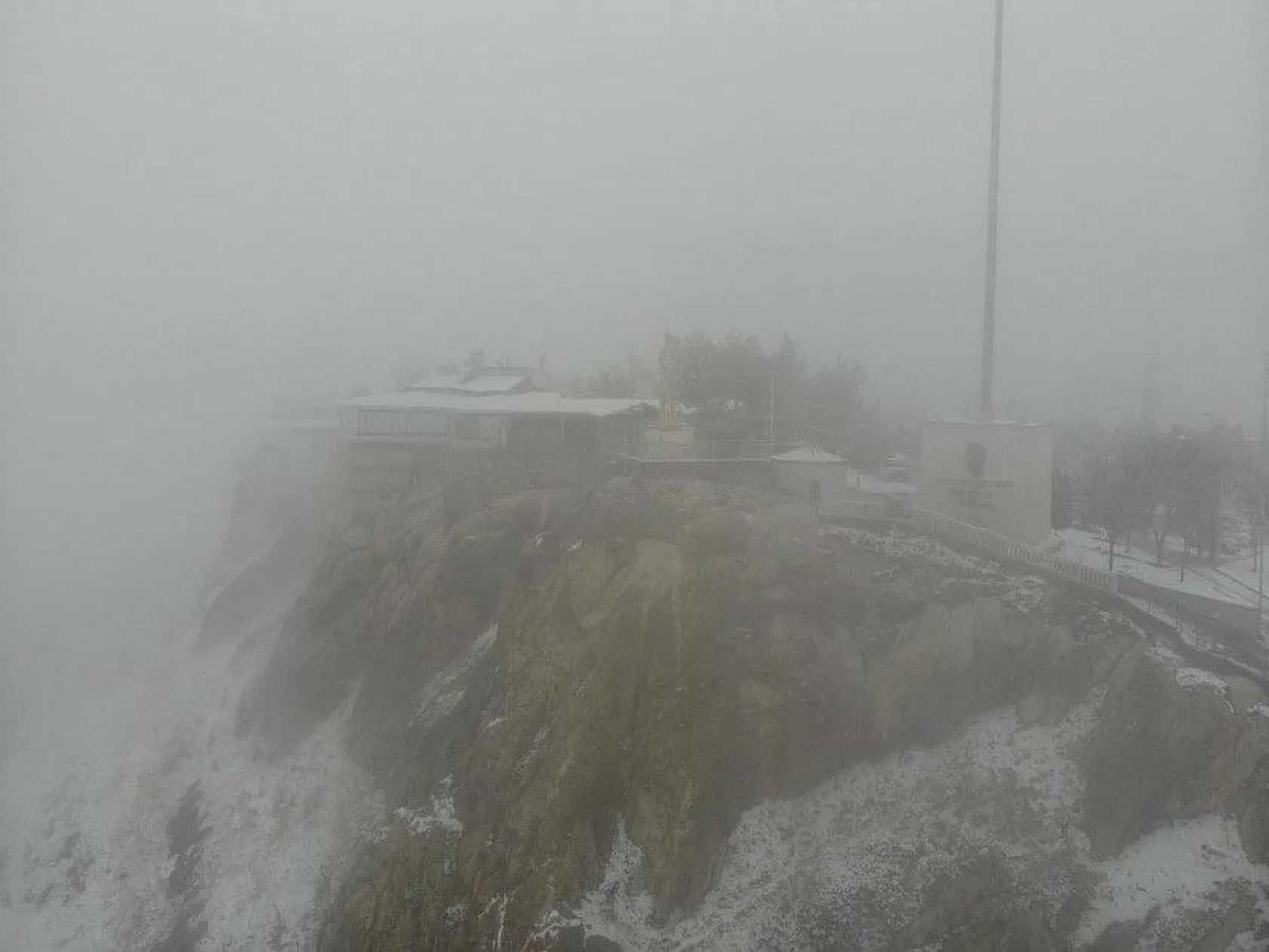 Harput'ta kar ve sis altındaki tarihin eşsiz manzarası