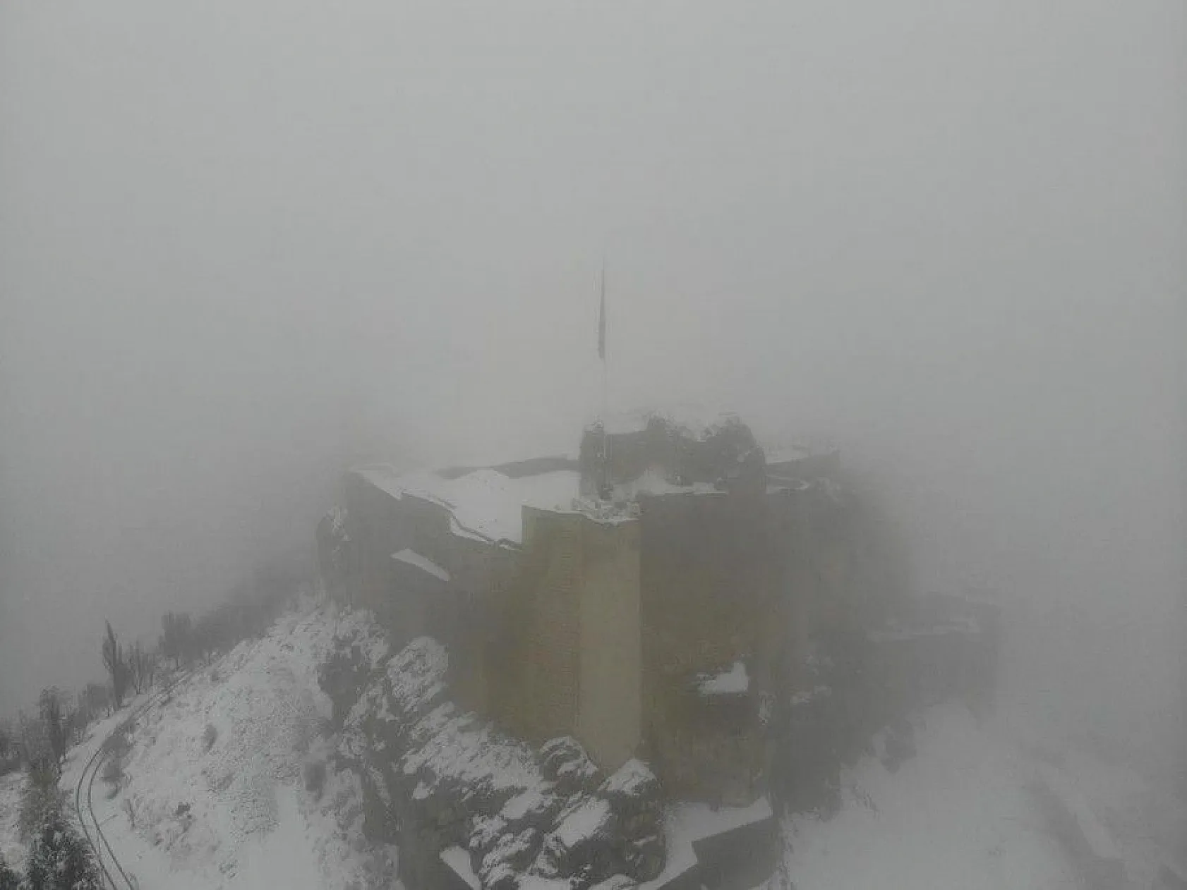 Harput'ta kar ve sis altındaki tarihin eşsiz manzarası