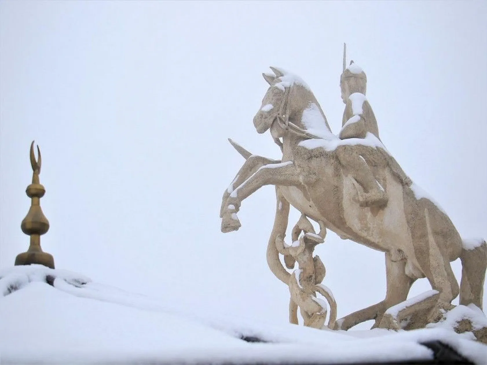 Harput'ta kar ve sis altındaki tarihin eşsiz manzarası