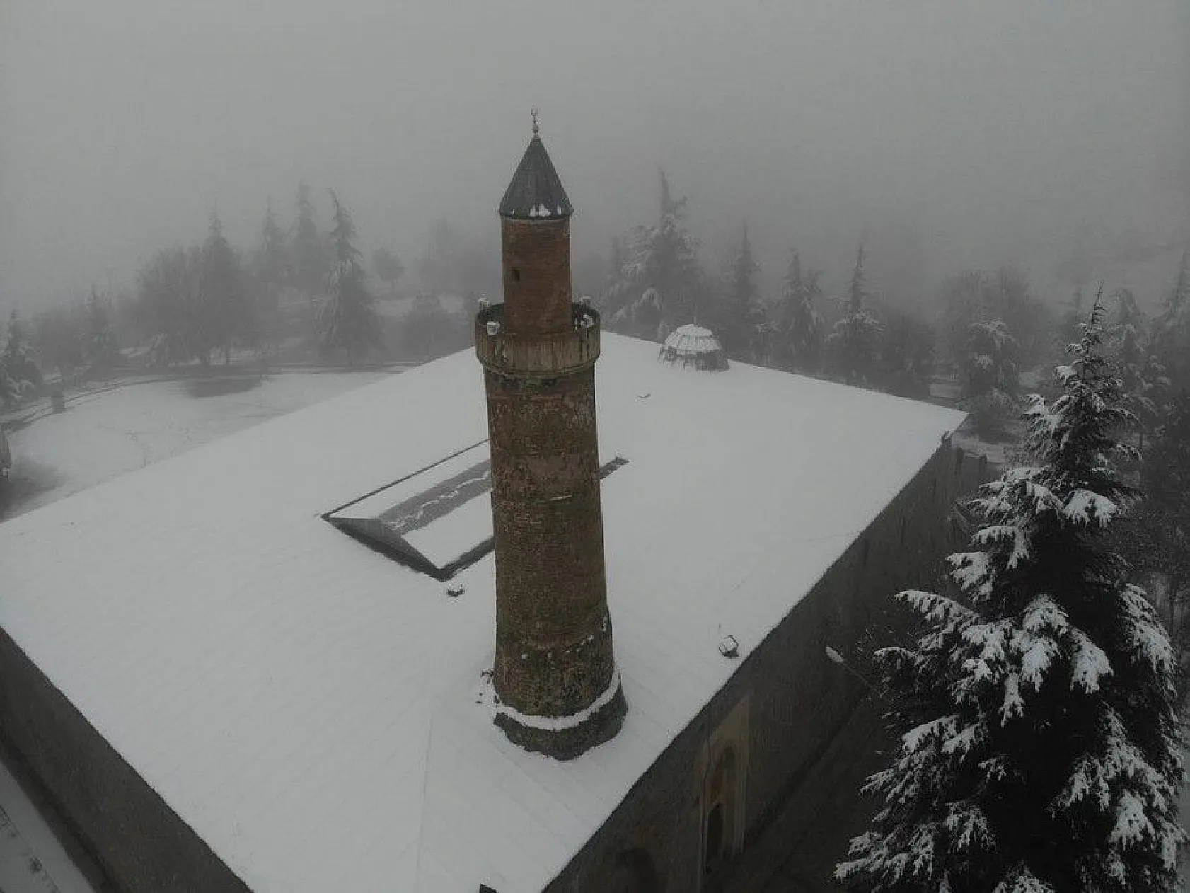 Harput'ta kar ve sis altındaki tarihin eşsiz manzarası
