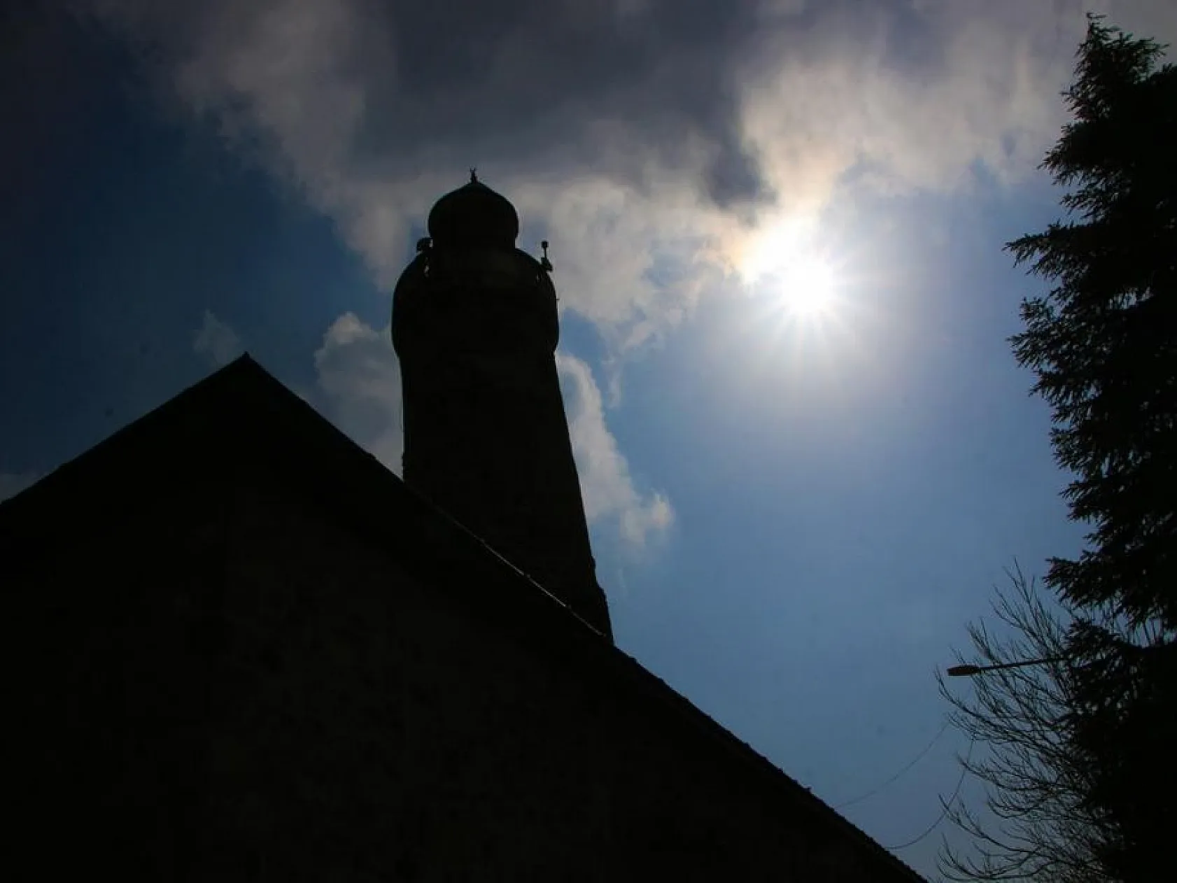 Eğri Minareli Cami turistlerin gözdesi olmaya devam ediyor
